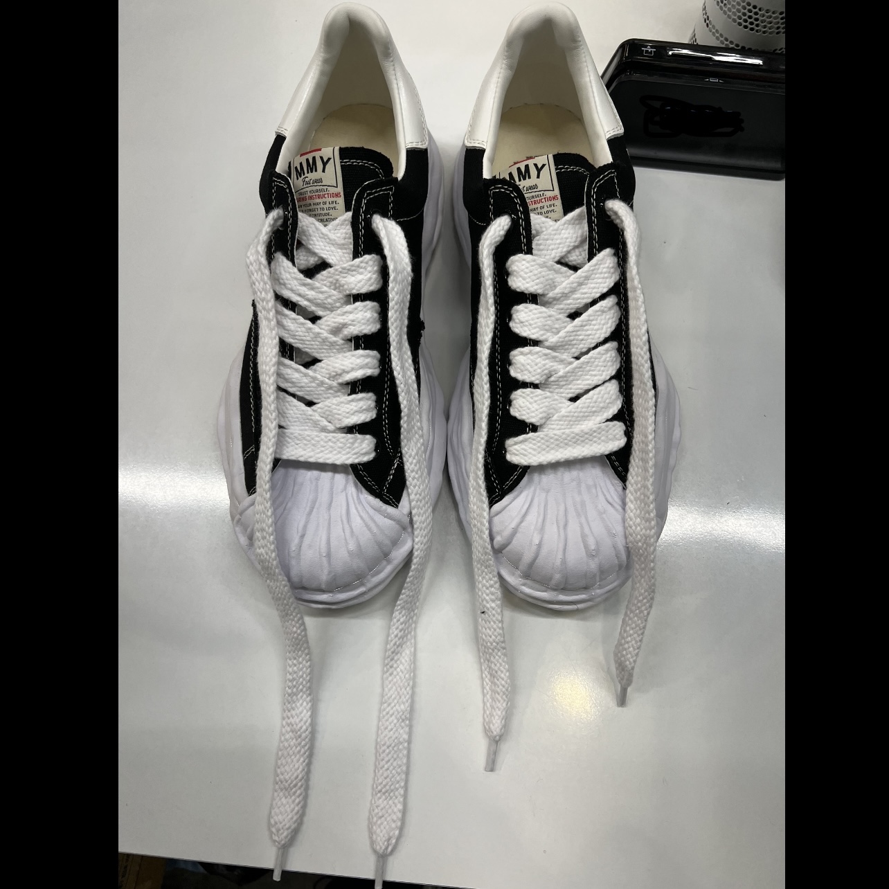 Maison Mihara Yasuhiro Blakey OG Sole Canvas Low-top Sneakers Black White 착용 스타일
