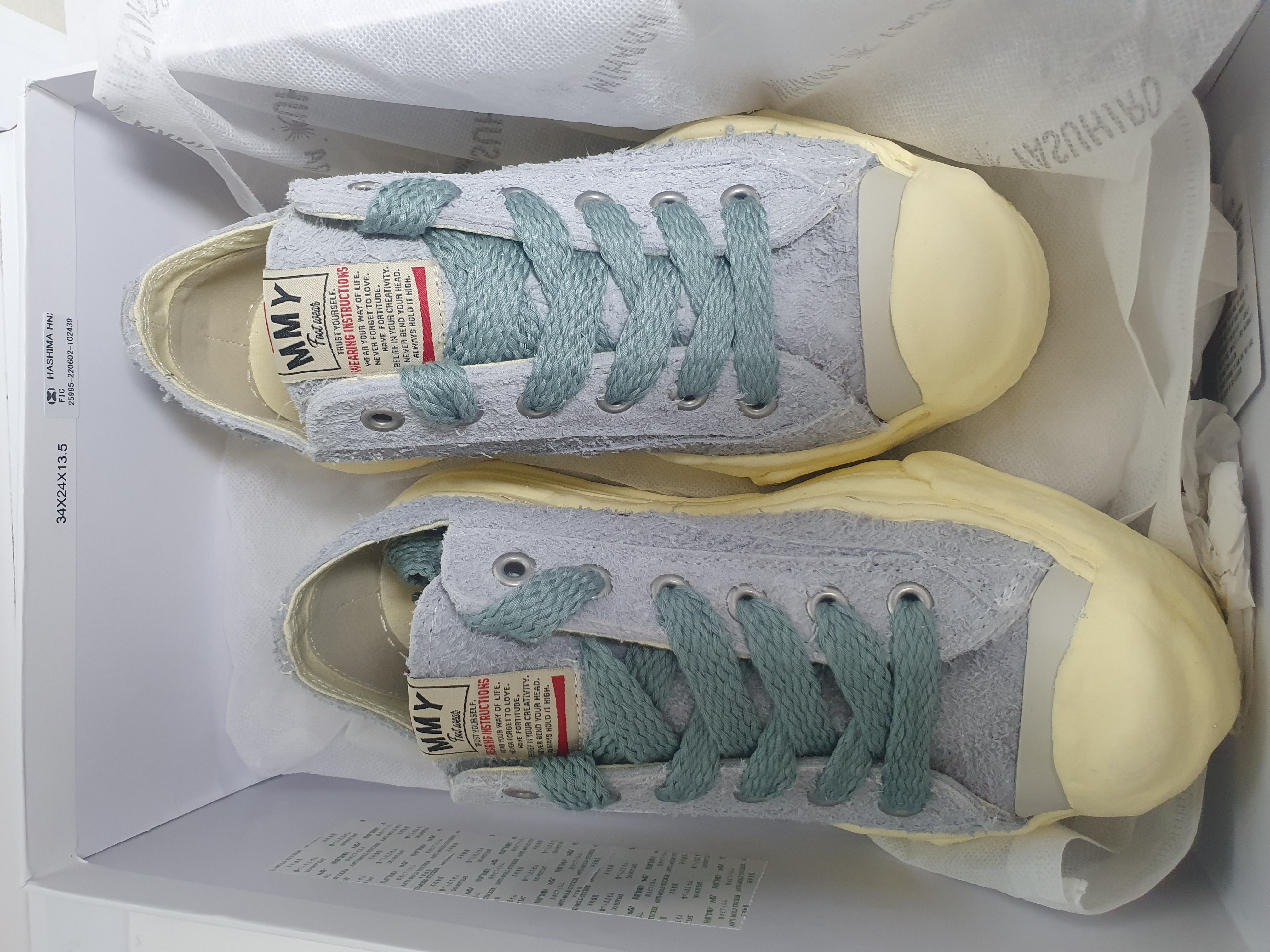 Maison Mihara Yasuhiro Hank OG Sole Broken Suede Low-top Sneakers Light Blue 착용 스타일