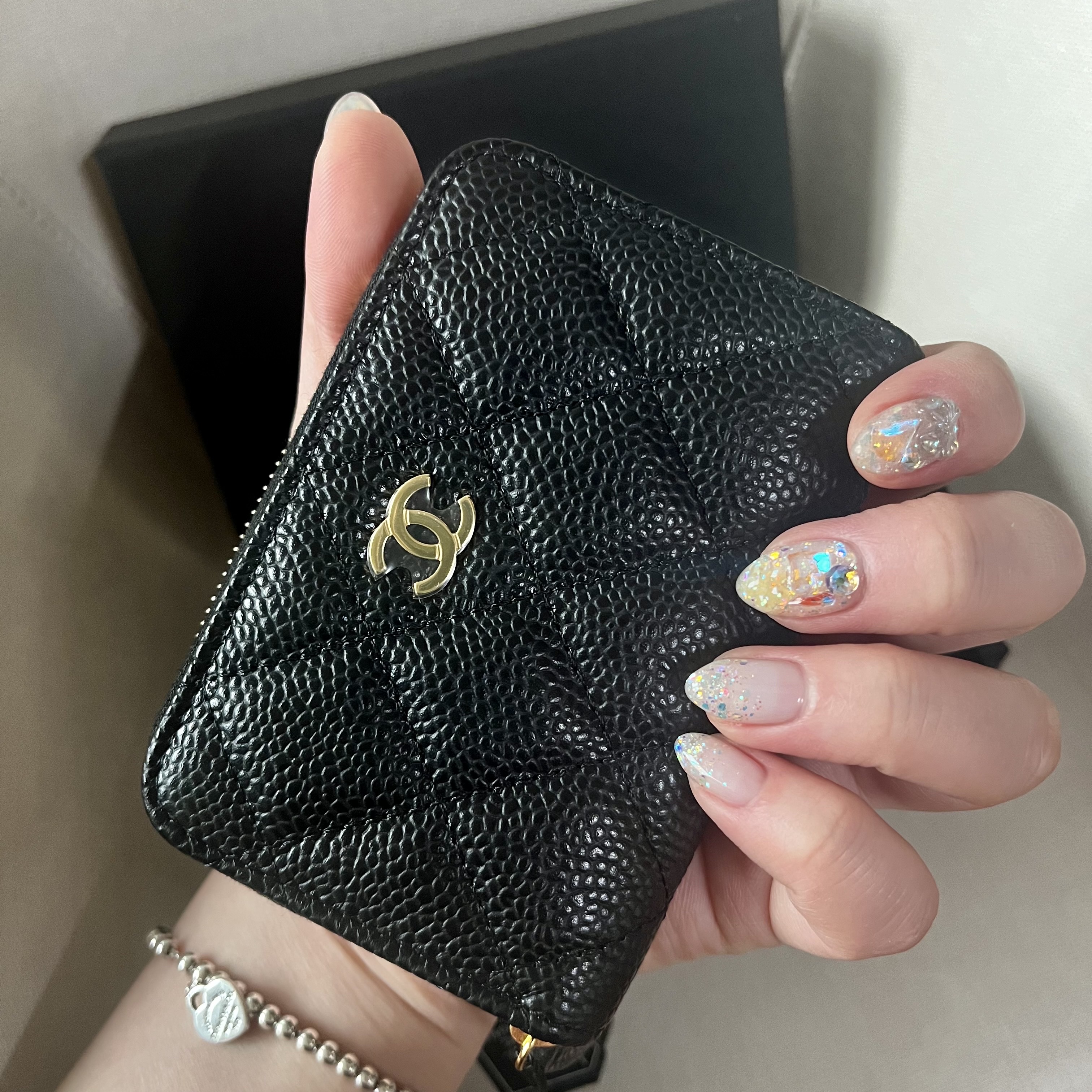 Chanel Classic Zipped Coin Purse Grained Calfskin & Gold Black 착용 스타일 - 1