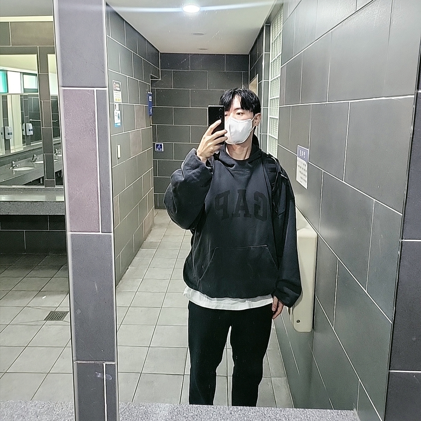 Yeezy Gap Engineered By Balenciaga Dove Hoodie Washed Black 착용 스타일