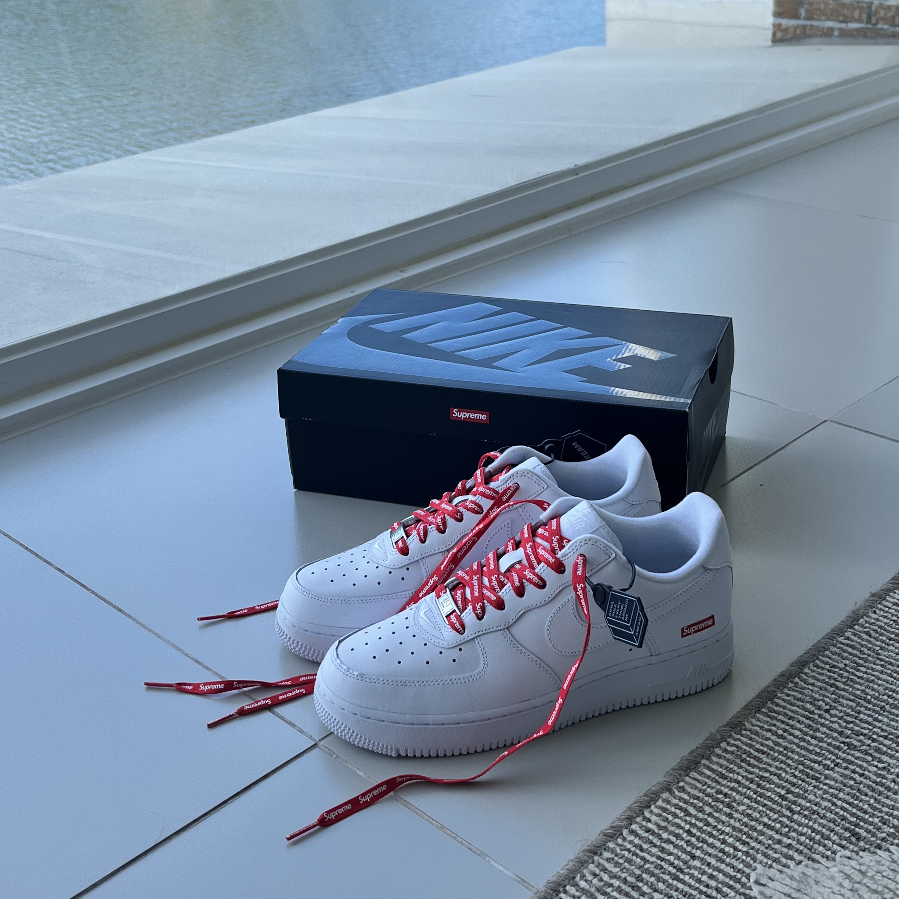 Nike x Supreme Air Force 1 Low White 착용 스타일 - 1