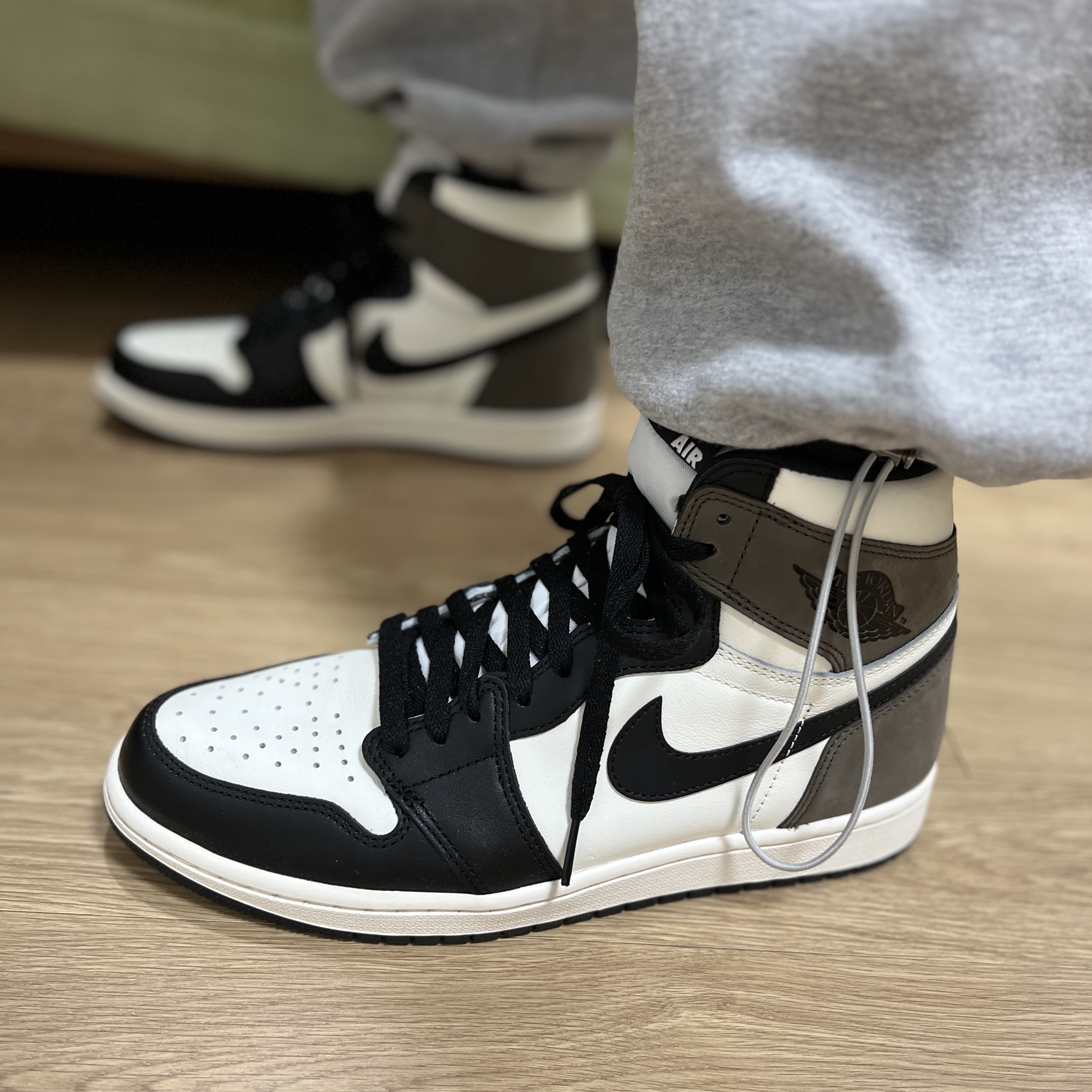 Jordan 1 Retro High OG Black Mocha 착용 스타일 - 1