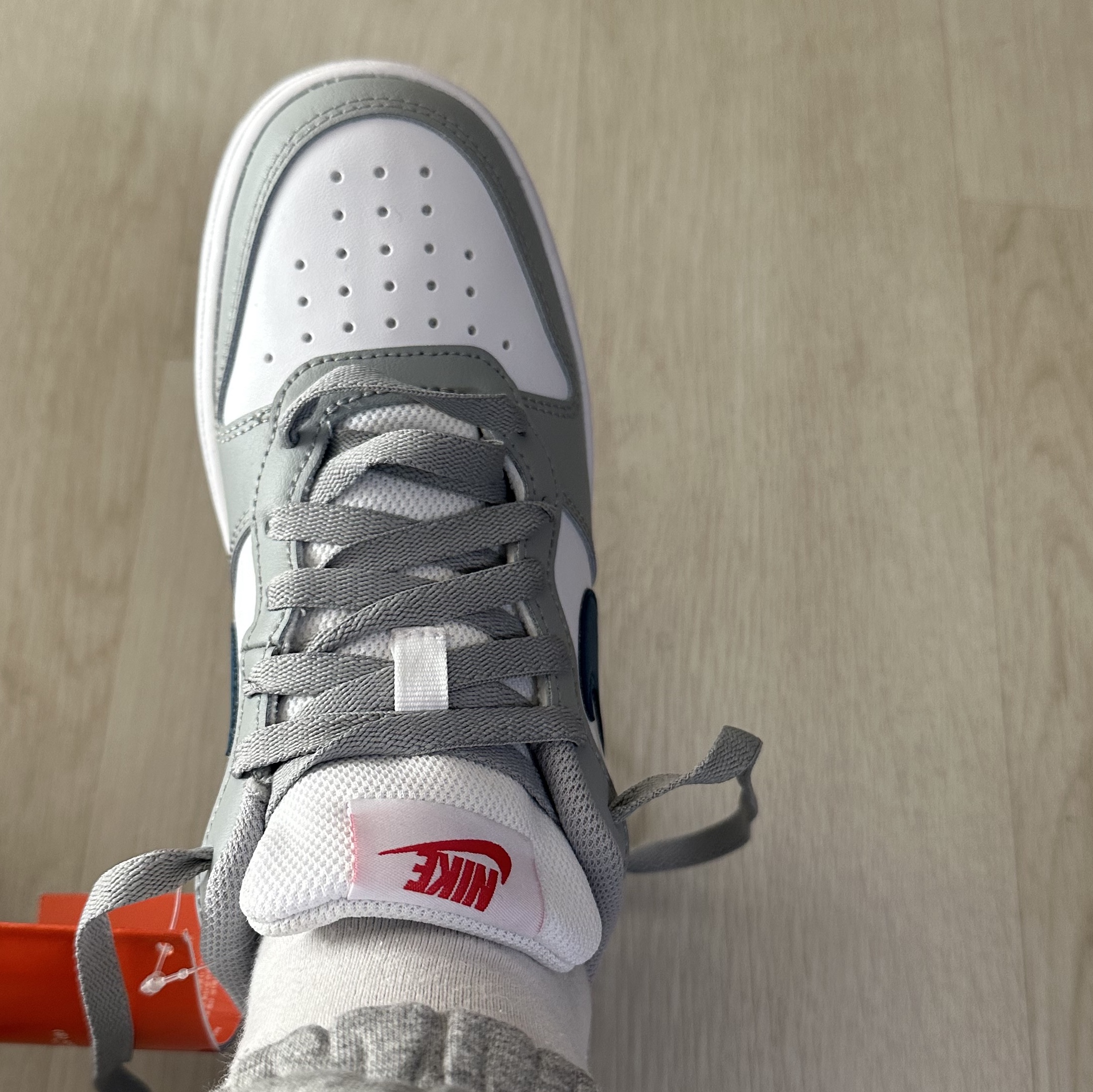 (GS) Nike Court Borough Low 2 Light Smoke Grey 착용 스타일 - 2