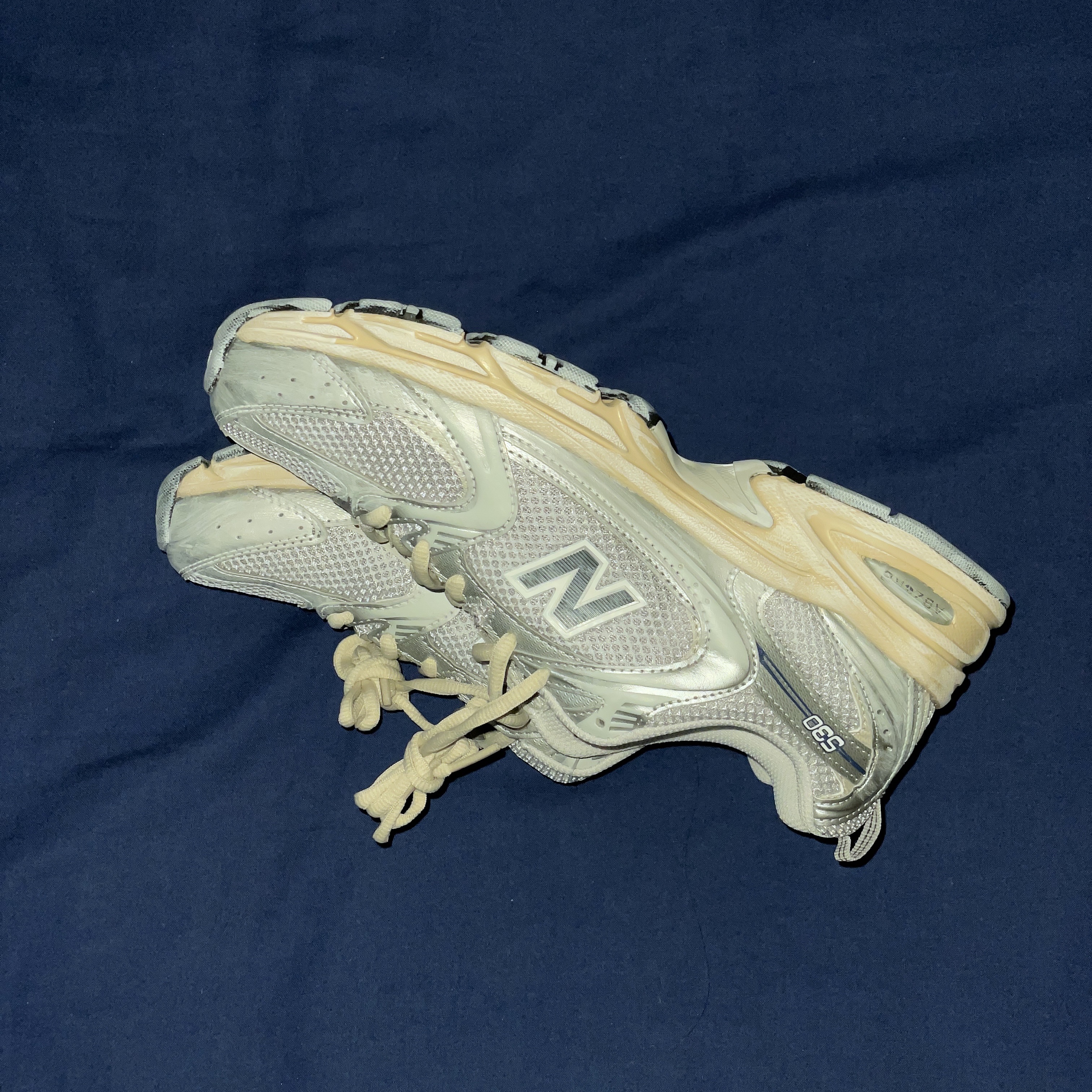 New Balance 530 Vintage Metallic Silver 착용 스타일 - 2