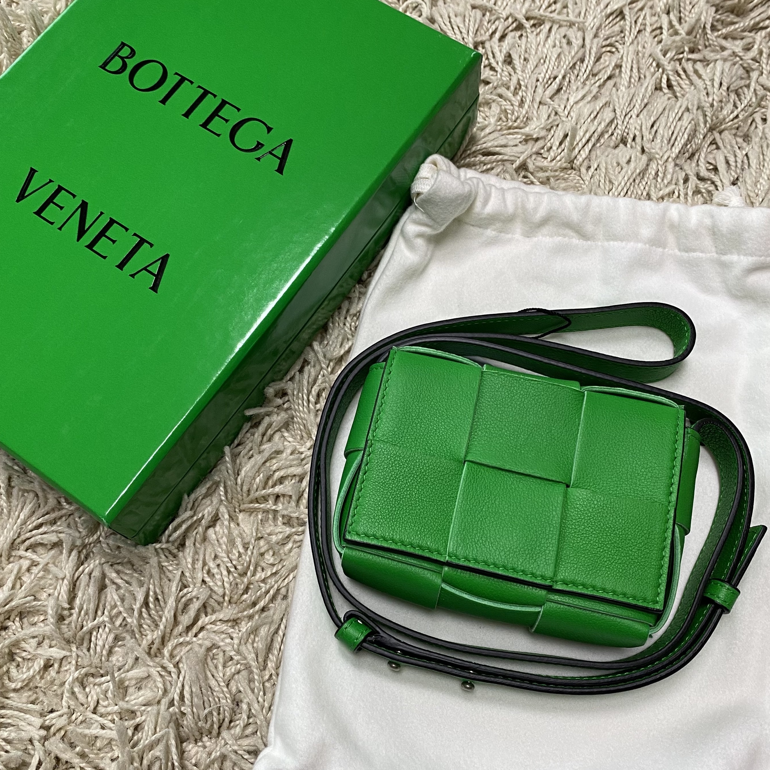 Bottega Veneta Mini Leather Candy Cassette Parakeet Black 착용 스타일