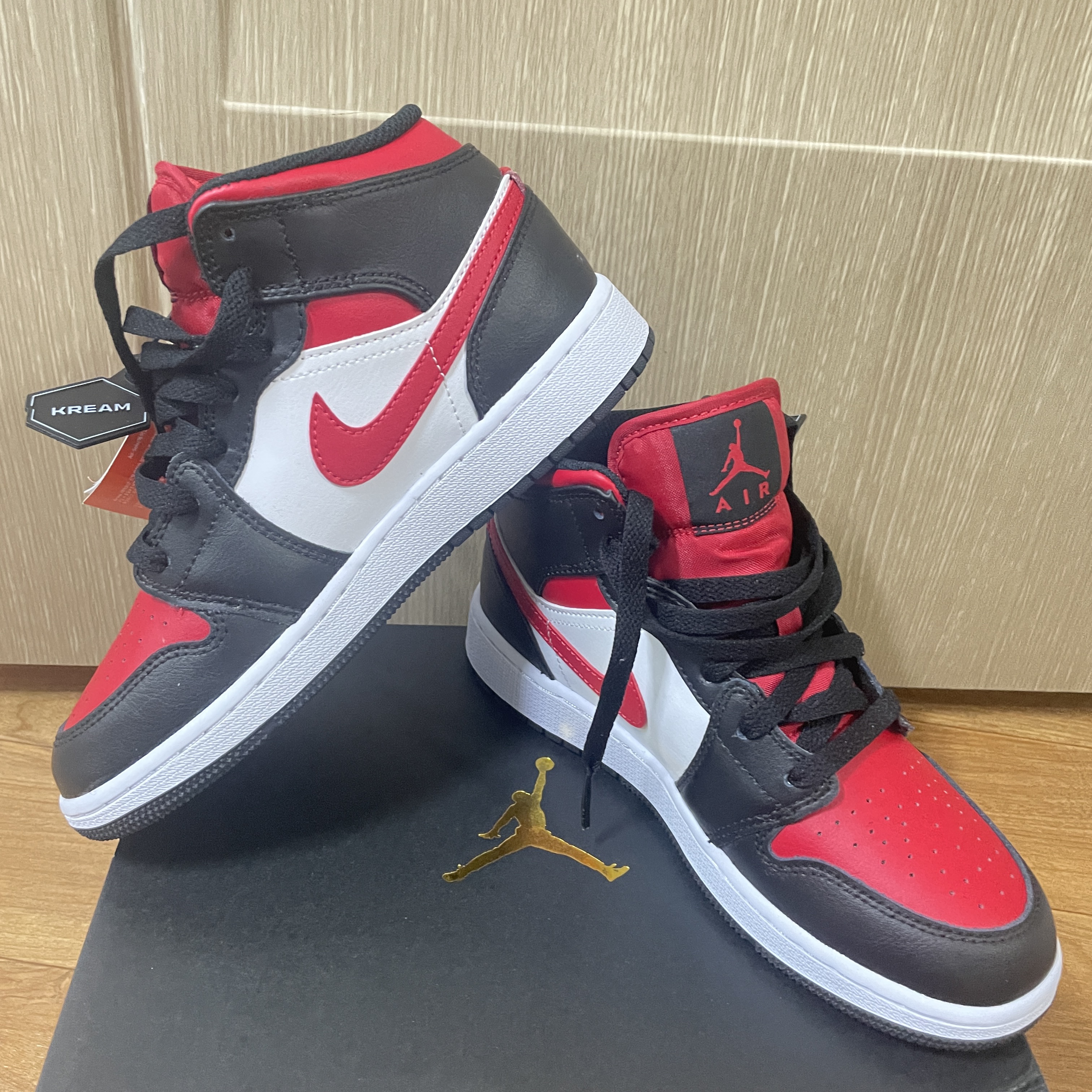 (GS) Jordan 1 Mid Black Fire Red 착용 스타일
