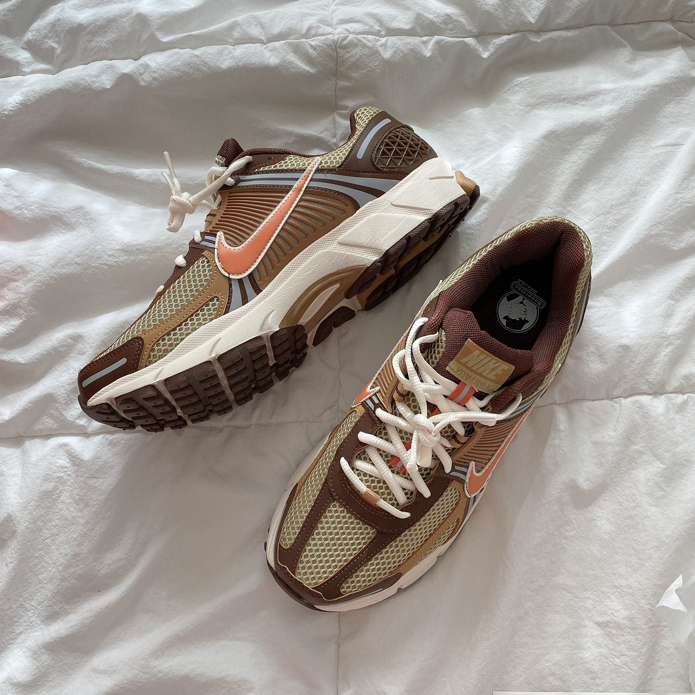 Nike Zoom Vomero 5 Wheat Grass and Cacao Wow 착용 스타일 - 1