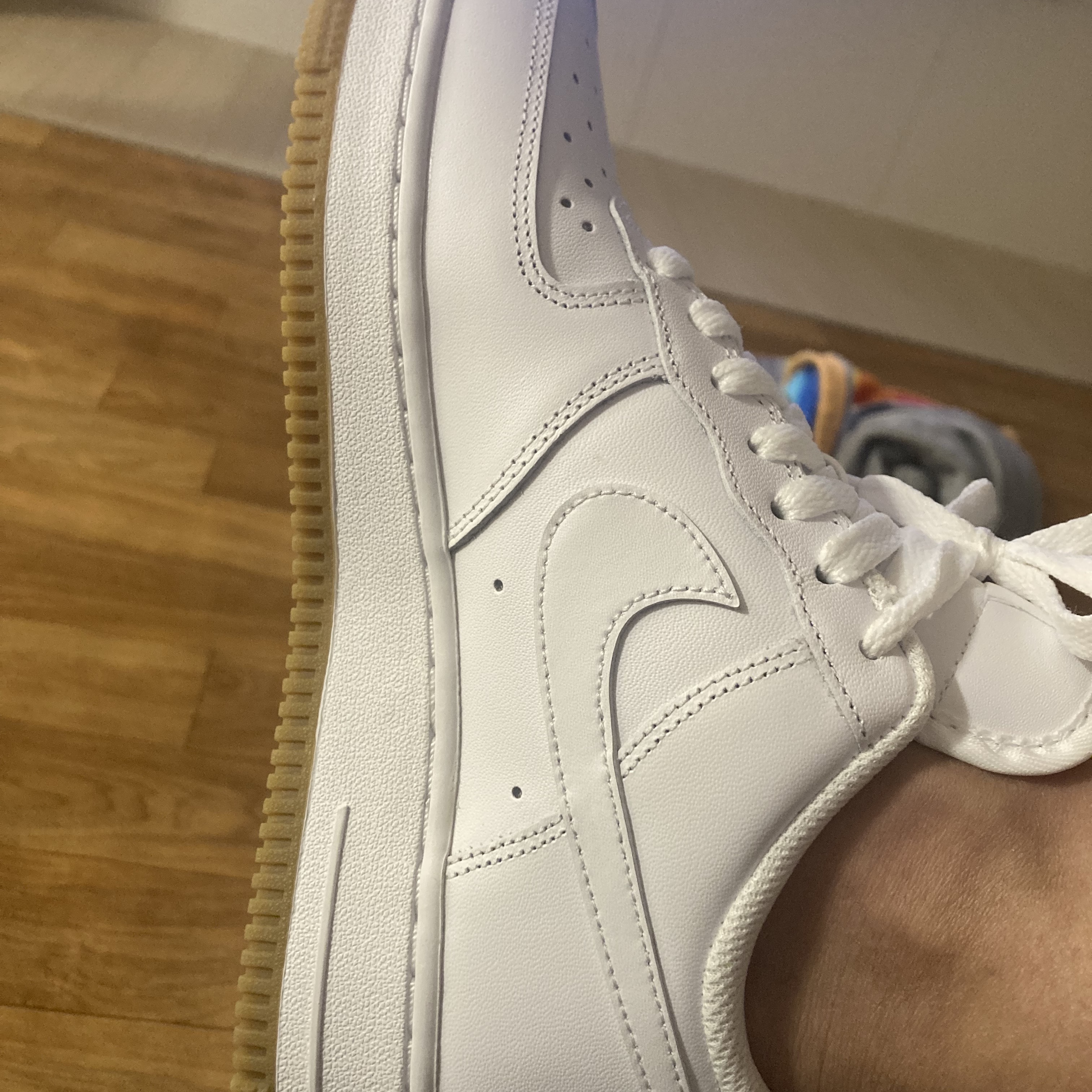 Nike Air Force 1 '07 White Gum Light Brown 착용 스타일 - 1