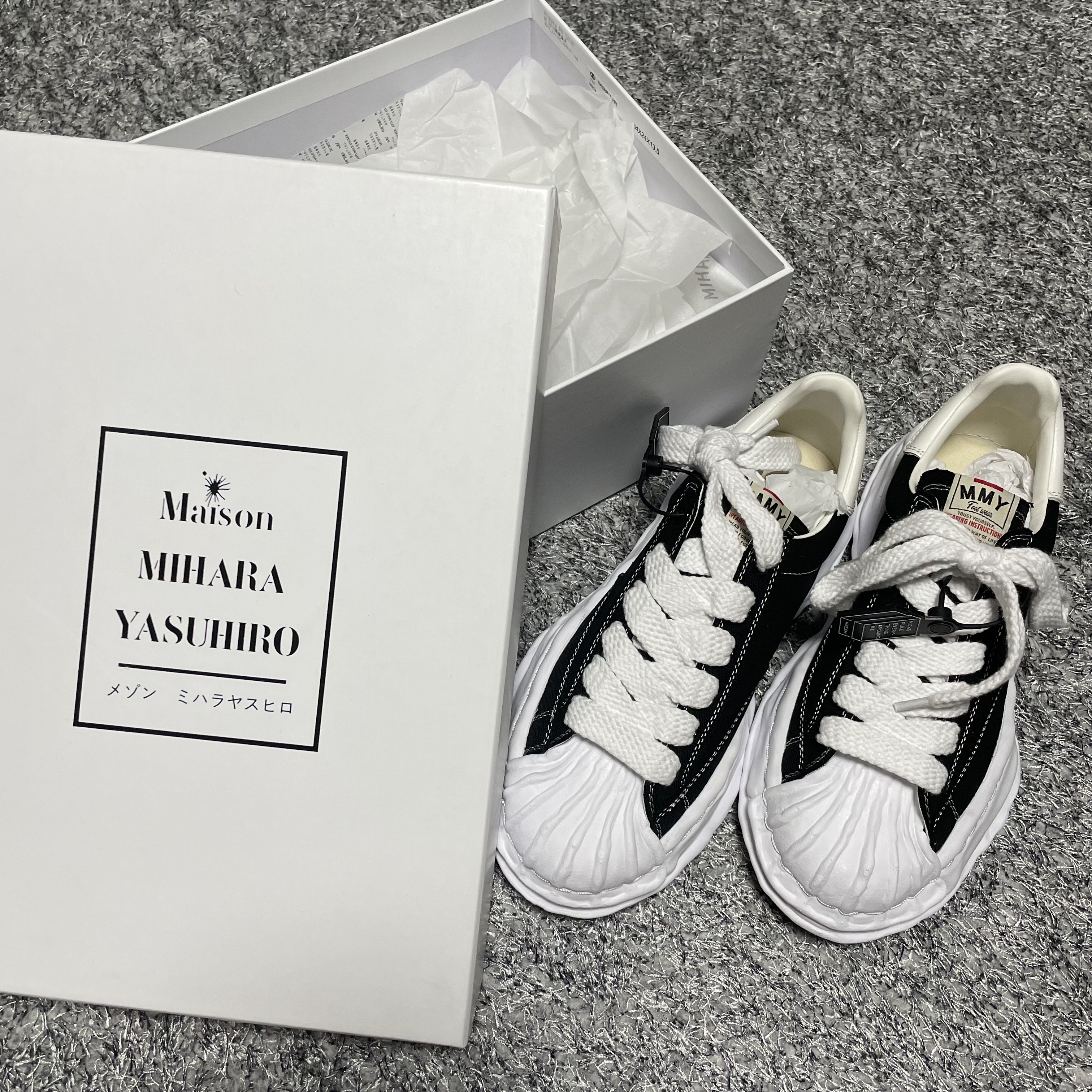 Maison Mihara Yasuhiro Blakey OG Sole Canvas Low-top Sneakers Black White 착용 스타일 - 4