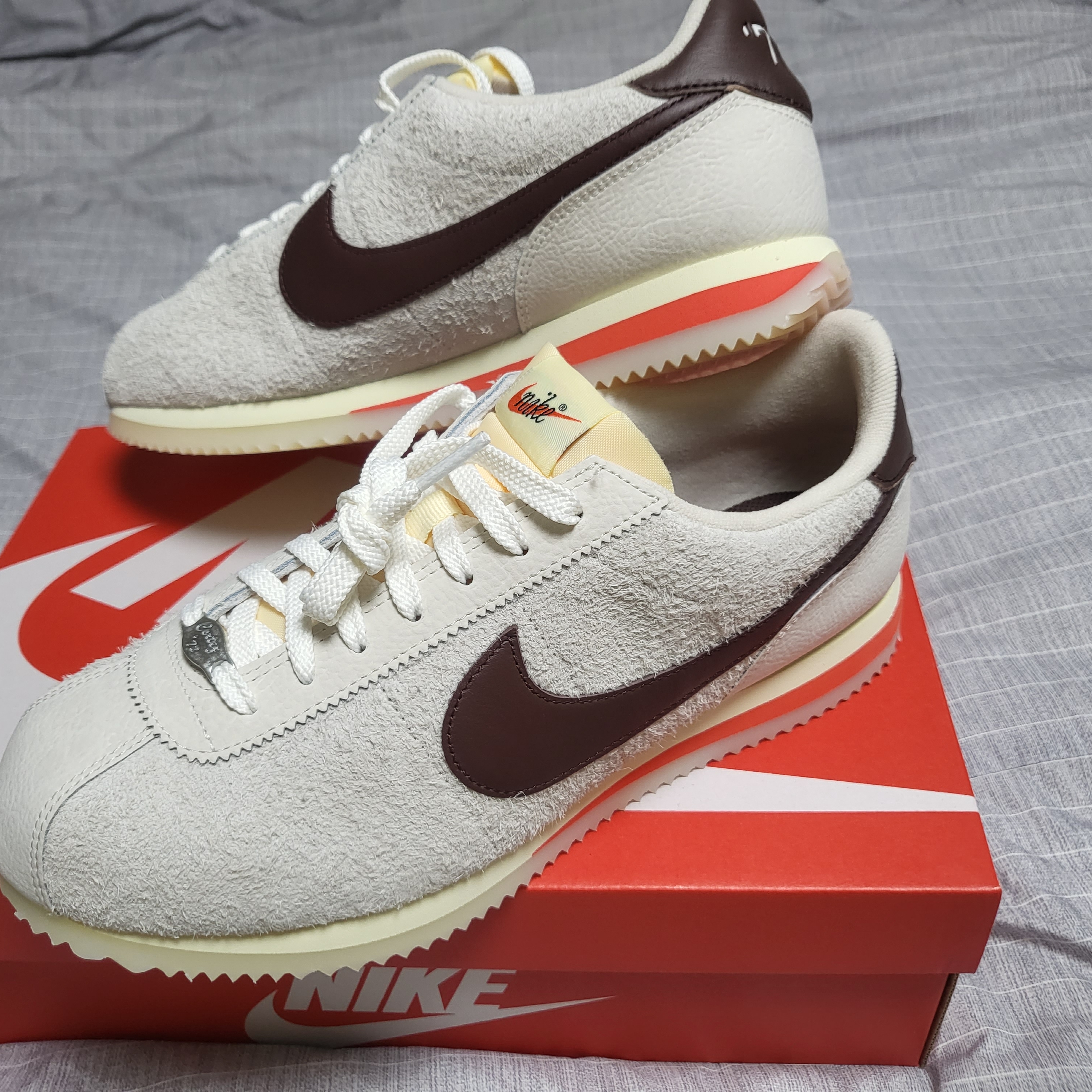 (W) Nike Cortez 23 Orewood Brown and Earth 착용 스타일 - 2