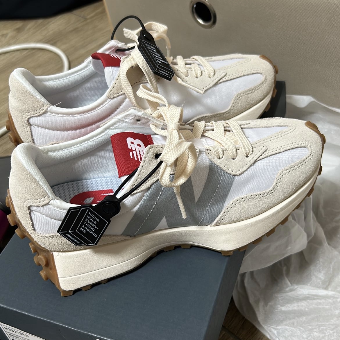 New Balance 327 White Silver Gum 착용 스타일