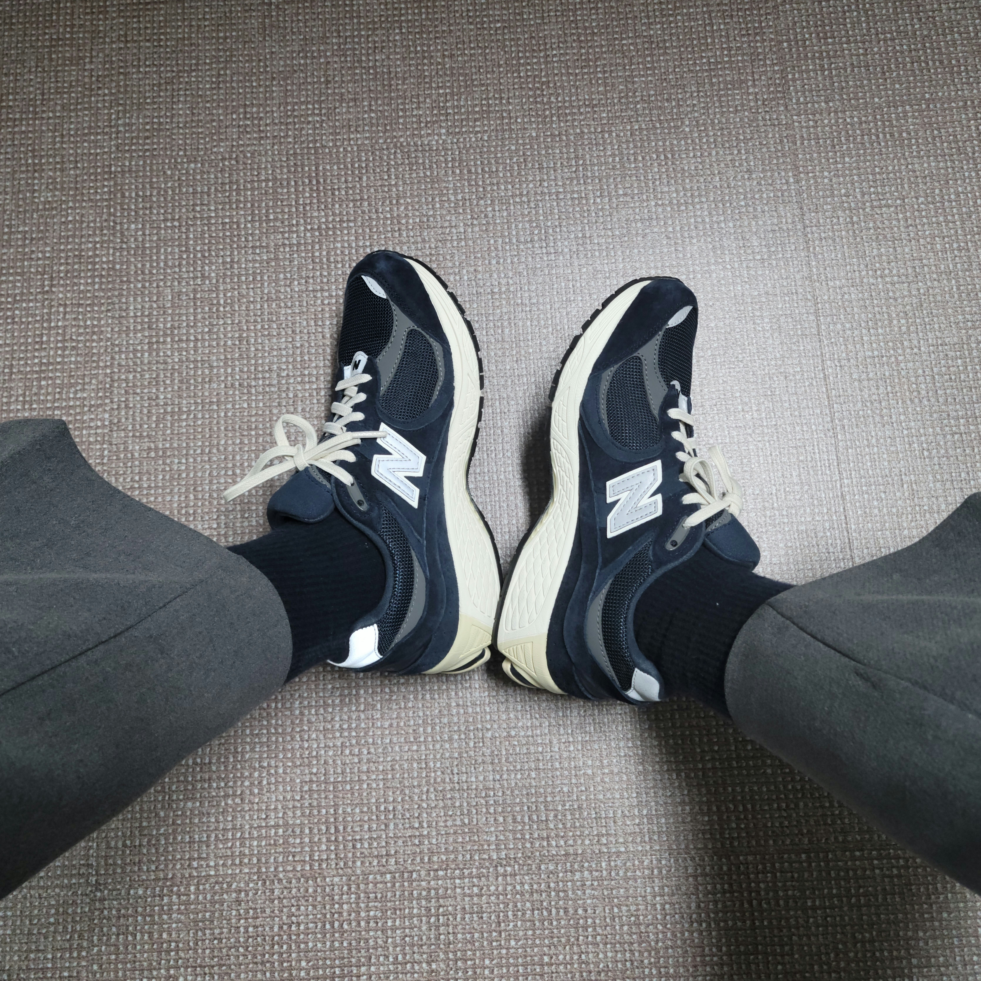 New Balance 2002R Eclipse Castlerock 착용 스타일 - 1