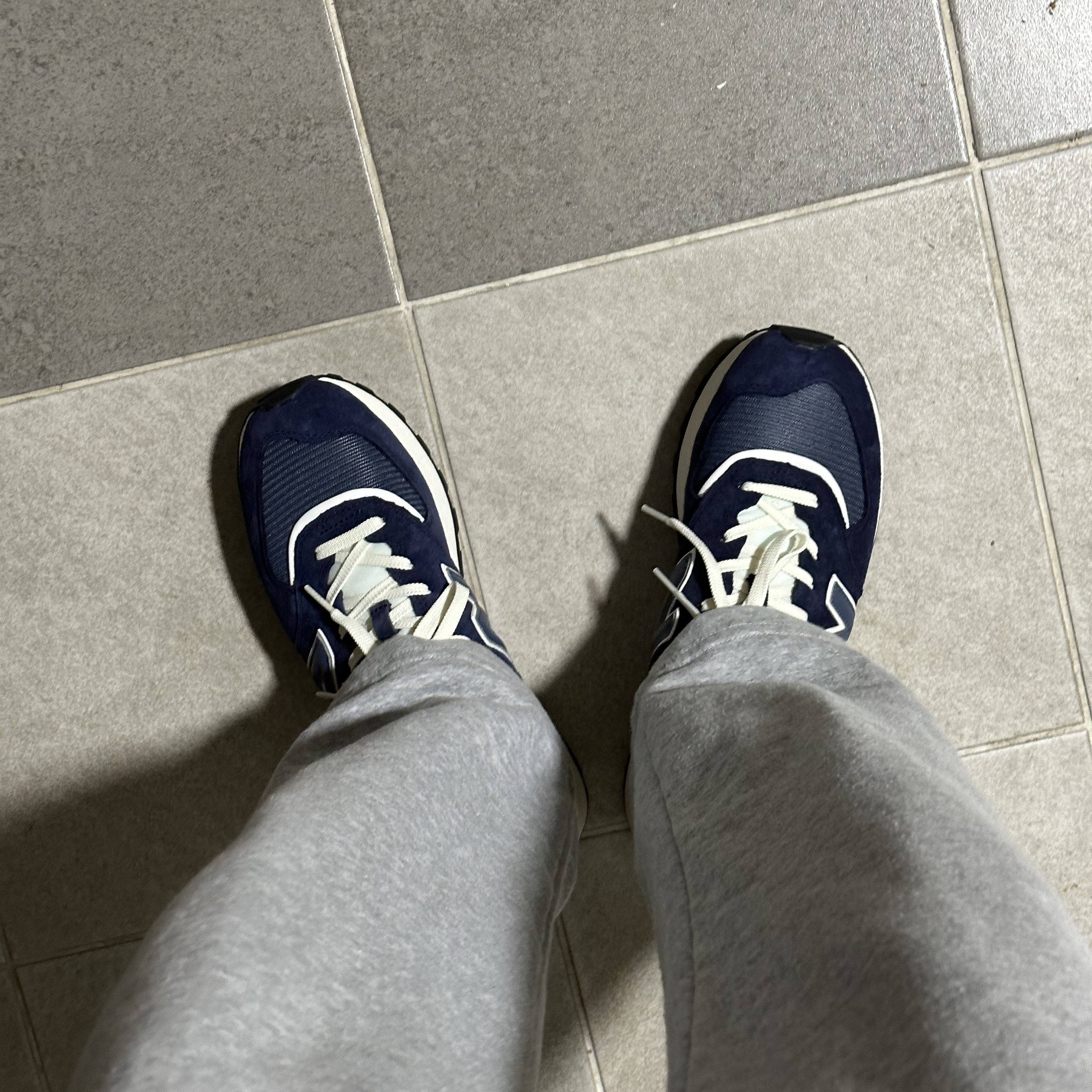 New Balance 574 Legacy Navy 착용 스타일
