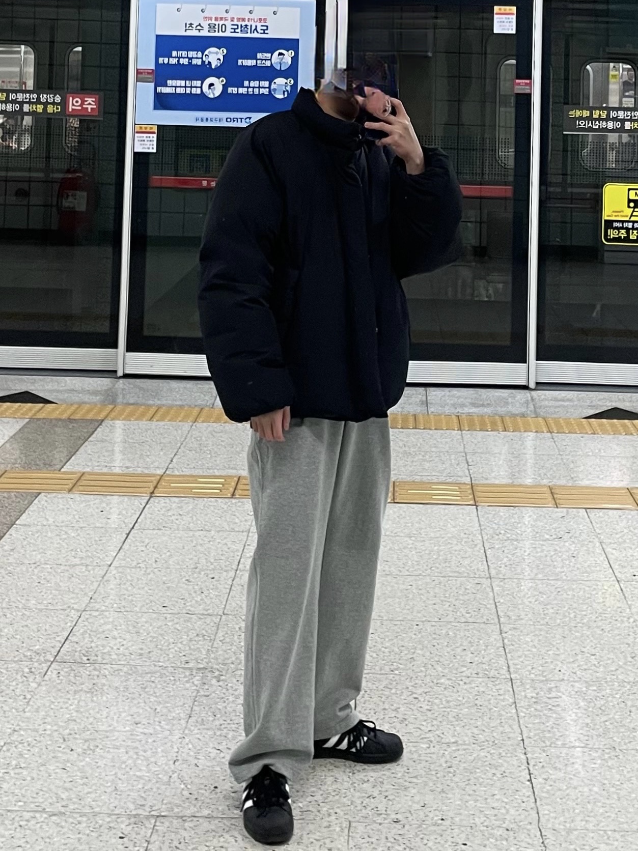 Adidas Superstar Core Black White 착용 스타일