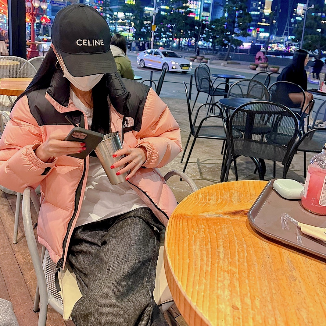 (W) The North Face 1996 Eco Nuptse Jacket Dusty Rose, Celine Baseball Cap in Cotton Black 착용 스타일 - 2