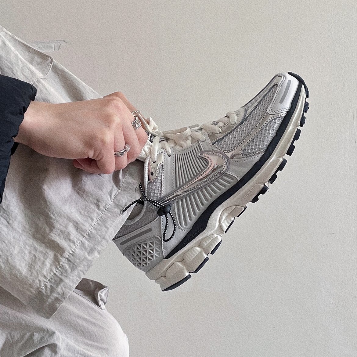 (W) Nike Zoom Vomero 5 Photon Dust and Metallic Silver 착용 스타일 - 1