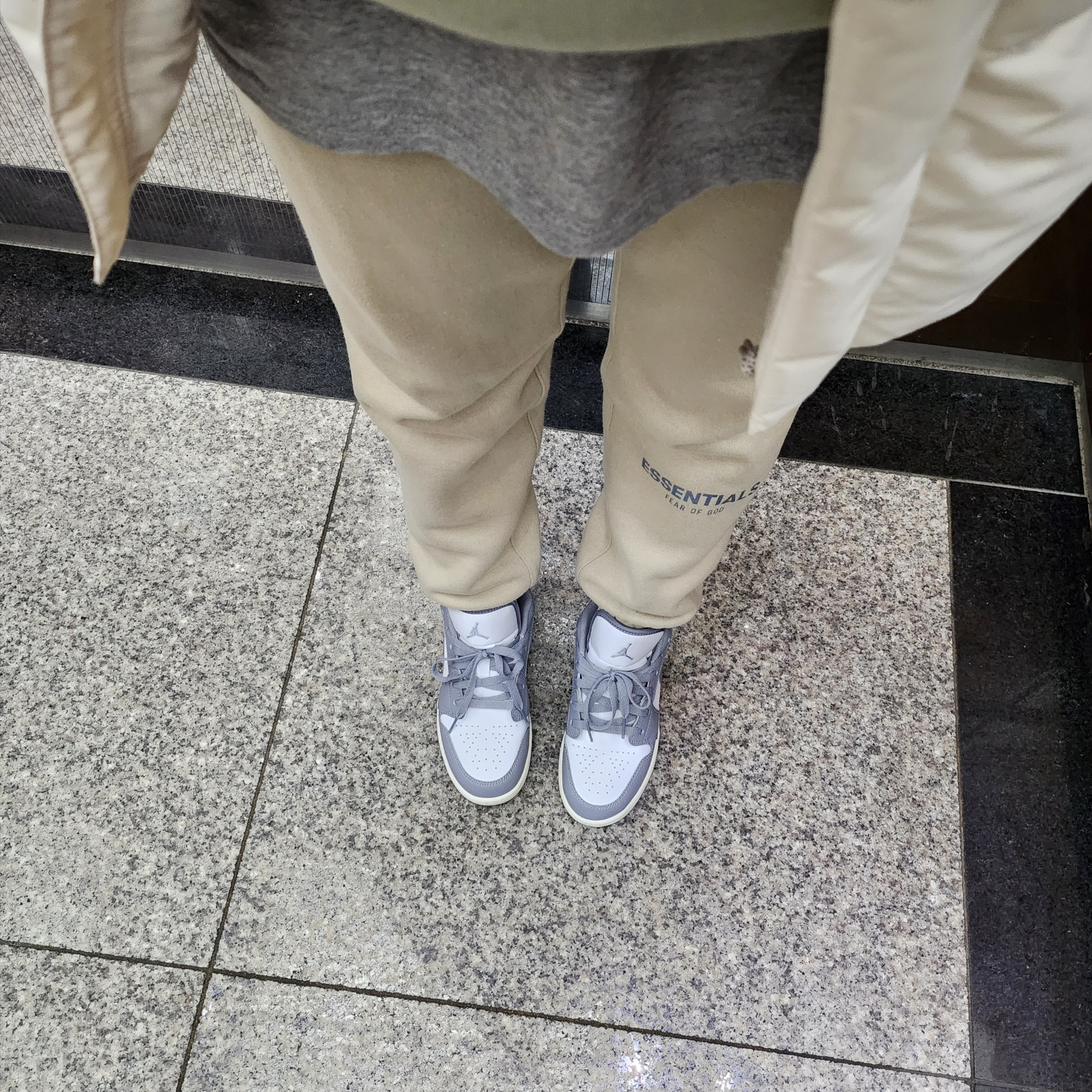 (GS) Jordan 1 Low Stealth and White, Essentials Fleece Lounge Pants Linen - Ssense Exclusive 착용 스타일