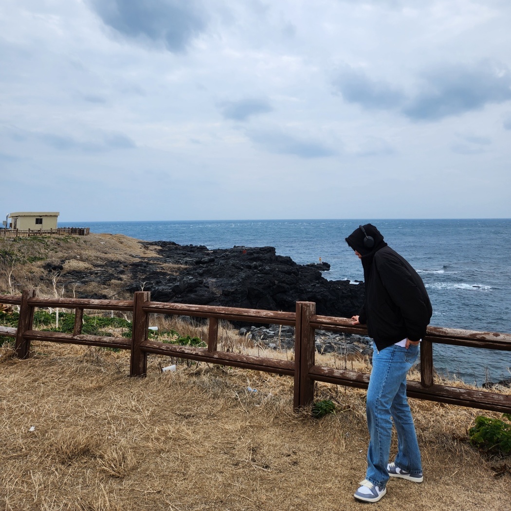 Wooyoungmi Cotton White Back Logo Hoodie Black - 22FW, Jordan 1 Low Stealth and White 착용 스타일 - 3