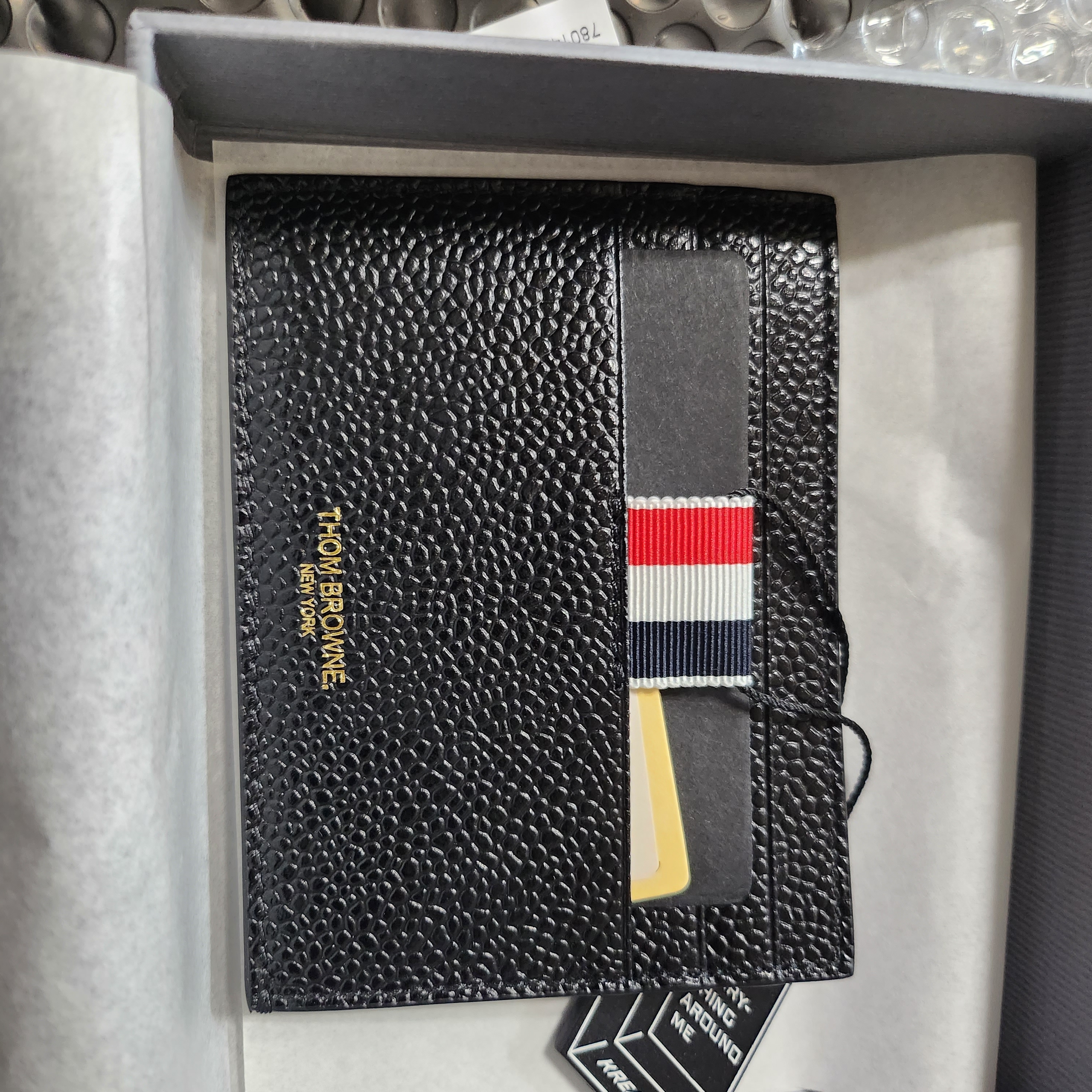 Thom Browne Pebble Grain Leather Stripe Note Compartment Card Holder Black 착용 스타일