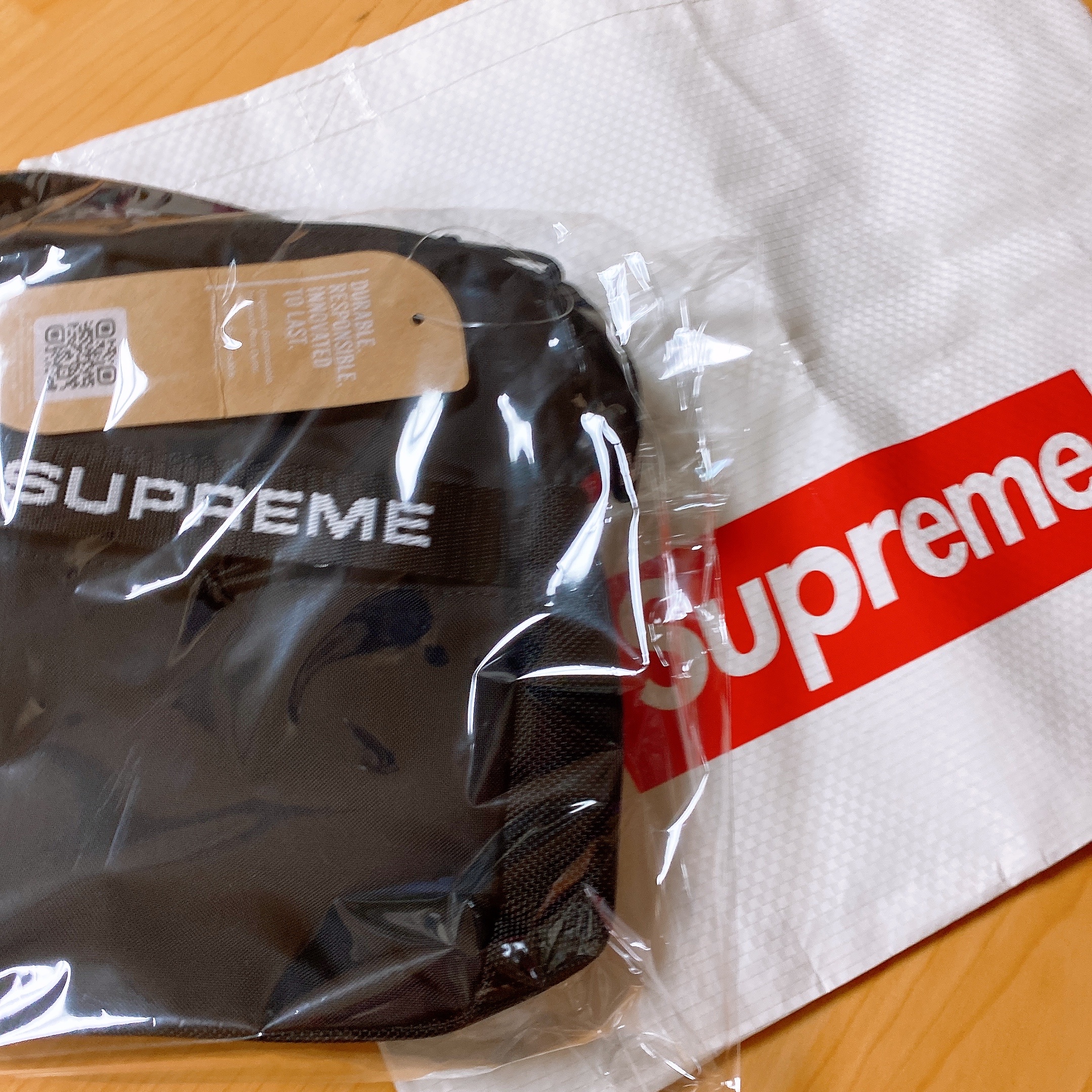Supreme Shoulder Bag Black - 22FW 착용 스타일