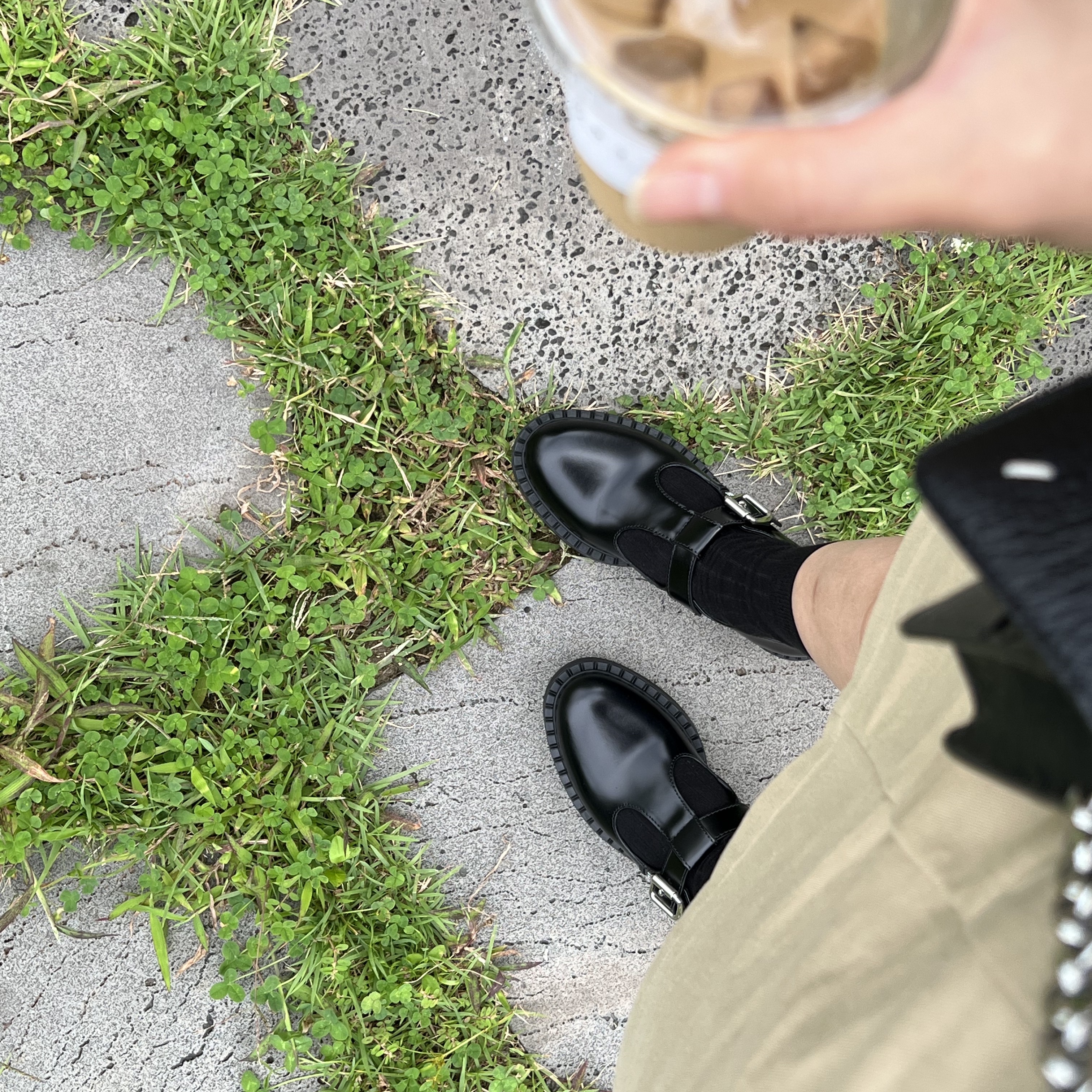(W) Prada Brushed Leather Mary Jane T-Strap Shoes Black 착용 스타일