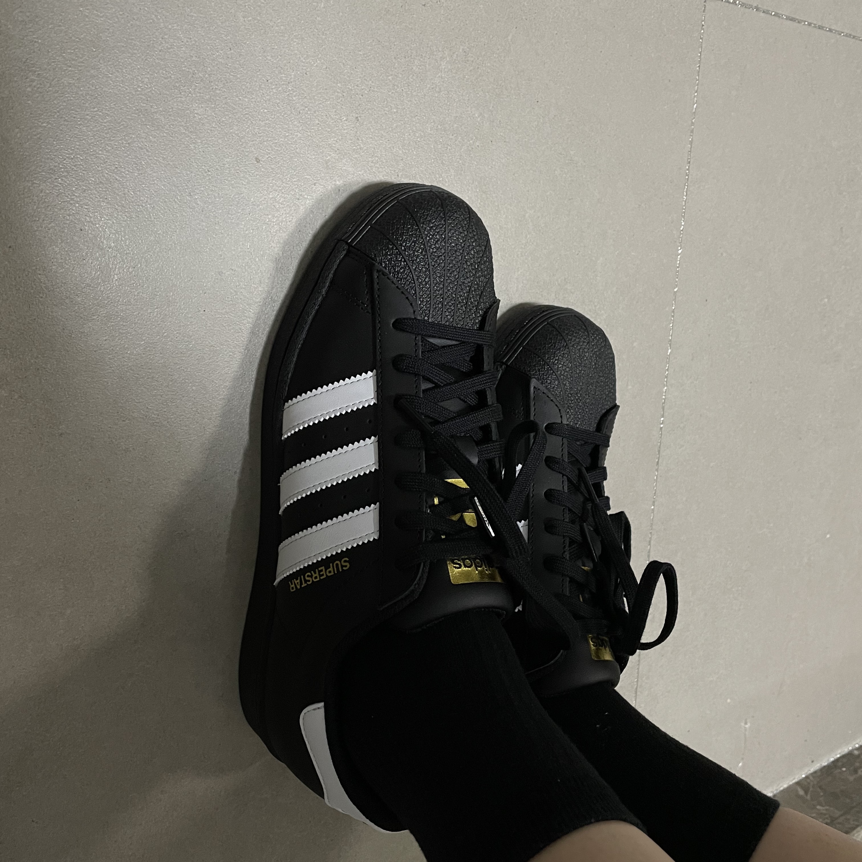Adidas Superstar Core Black White 착용 스타일 - 3