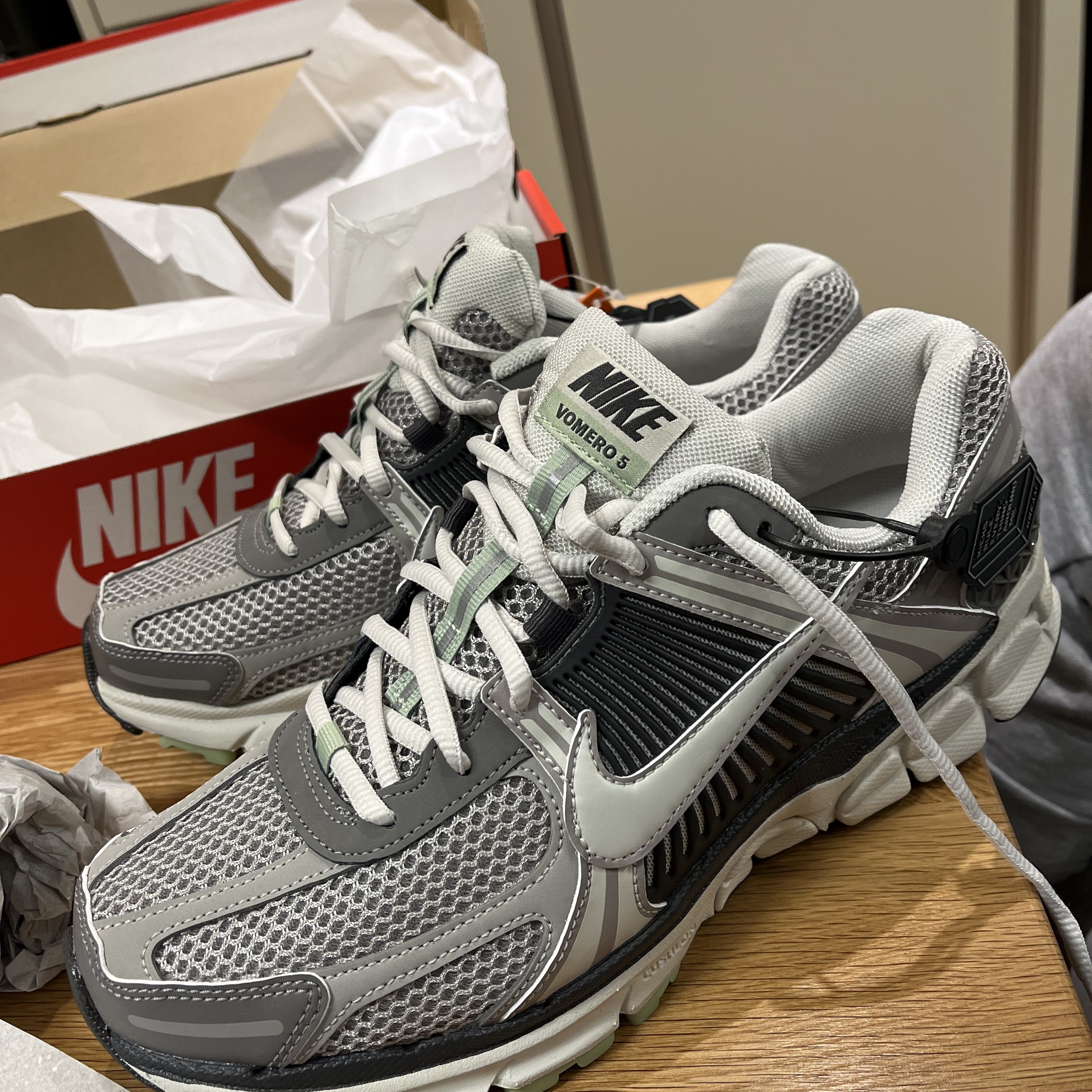 (W) Nike Zoom Vomero 5 Cobblestone and Flat Pewter 착용 스타일