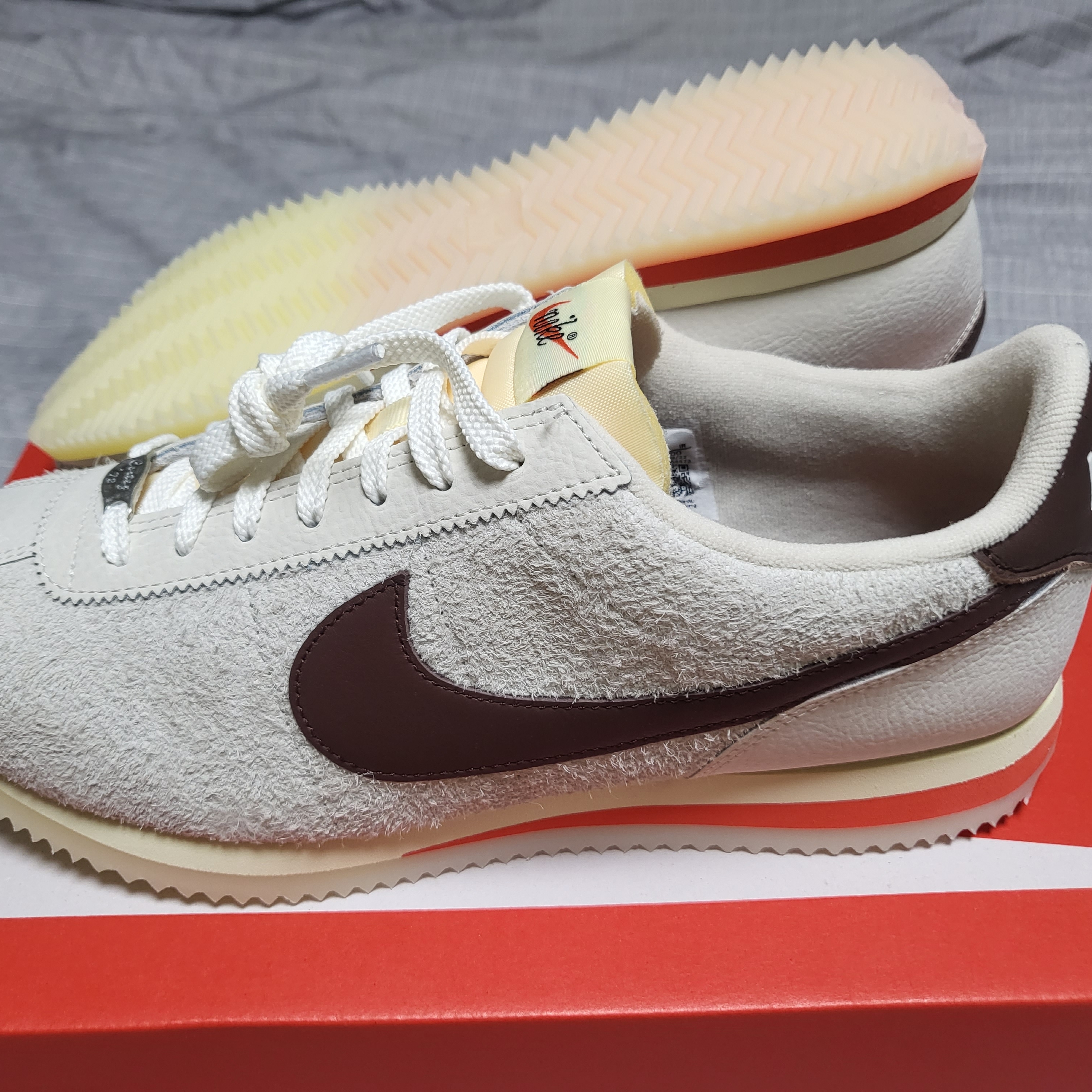 (W) Nike Cortez 23 Orewood Brown and Earth 착용 스타일 - 3