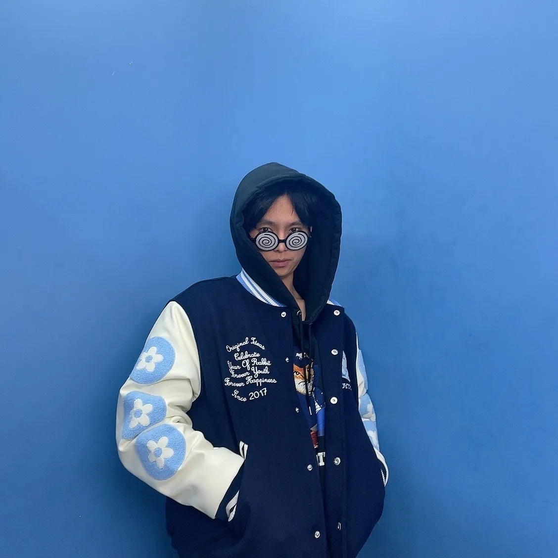 Vandy The Pink Rabbit Varsity Jacket 착용 스타일