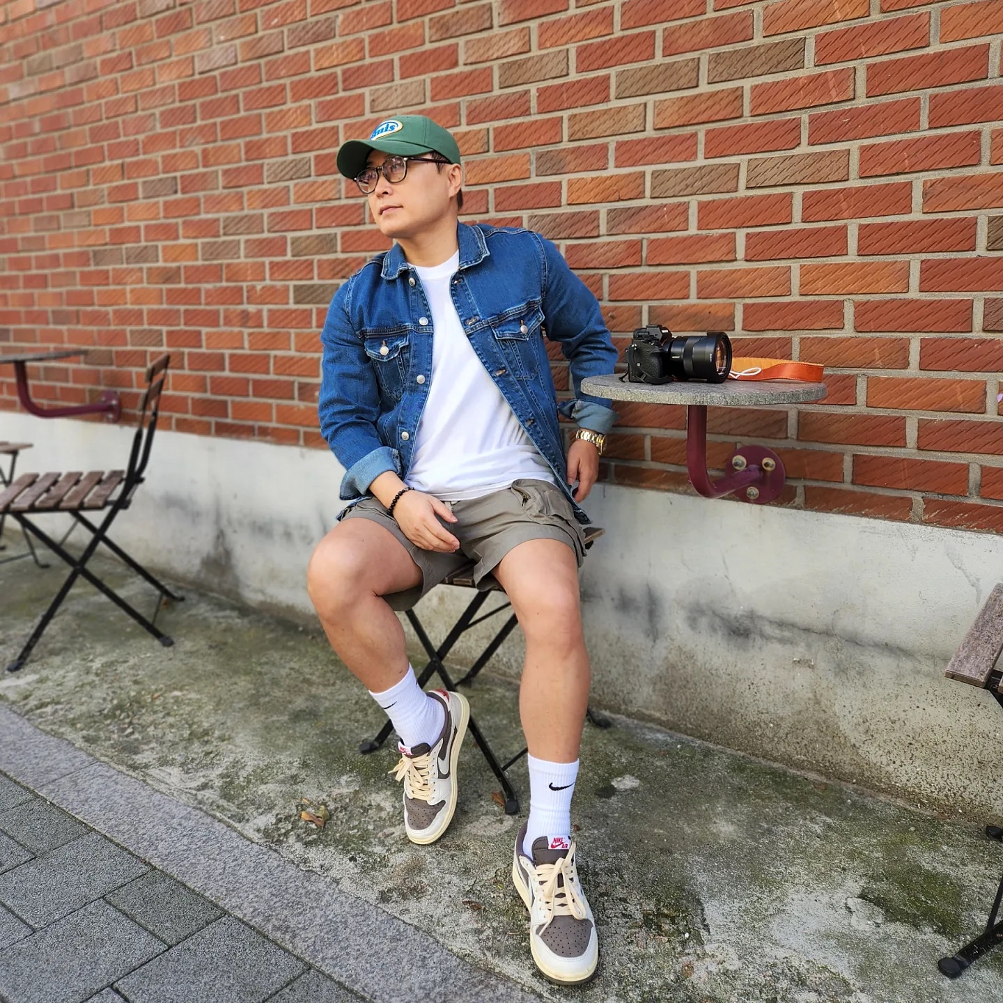 Jordan 1 x Travis Scott Retro Low OG SP Sail and Ridgerock 착용 스타일