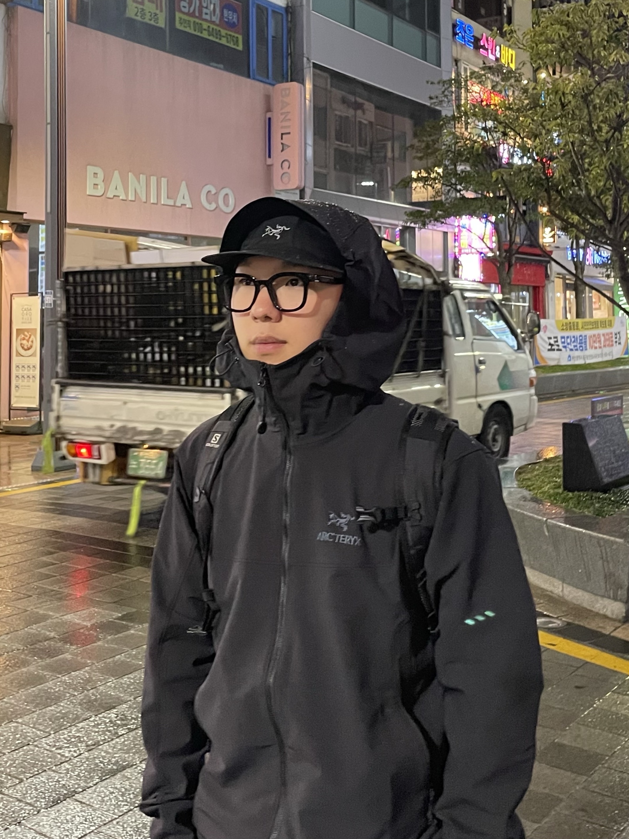 Arc'teryx Gamma LT Hoody Black, Arc'teryx Norvan Cap Black 착용 스타일 - 1