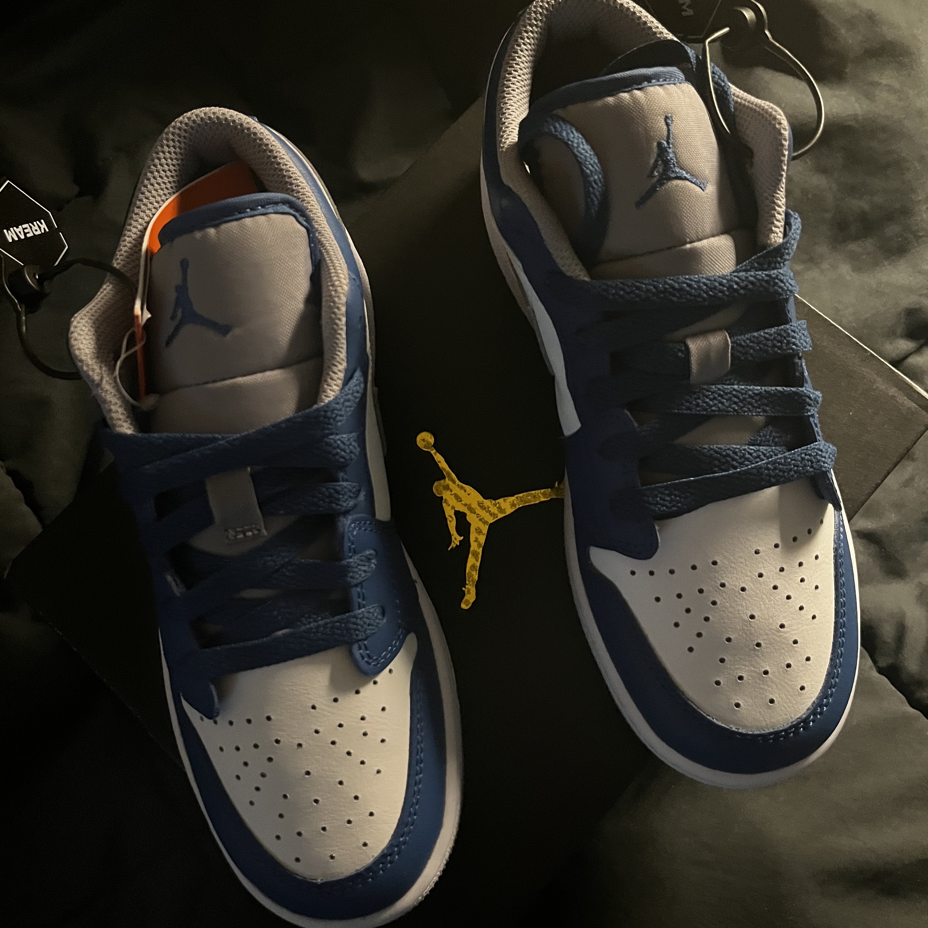 (GS) Jordan 1 Low True Blue Cement Grey 착용 스타일 - 2