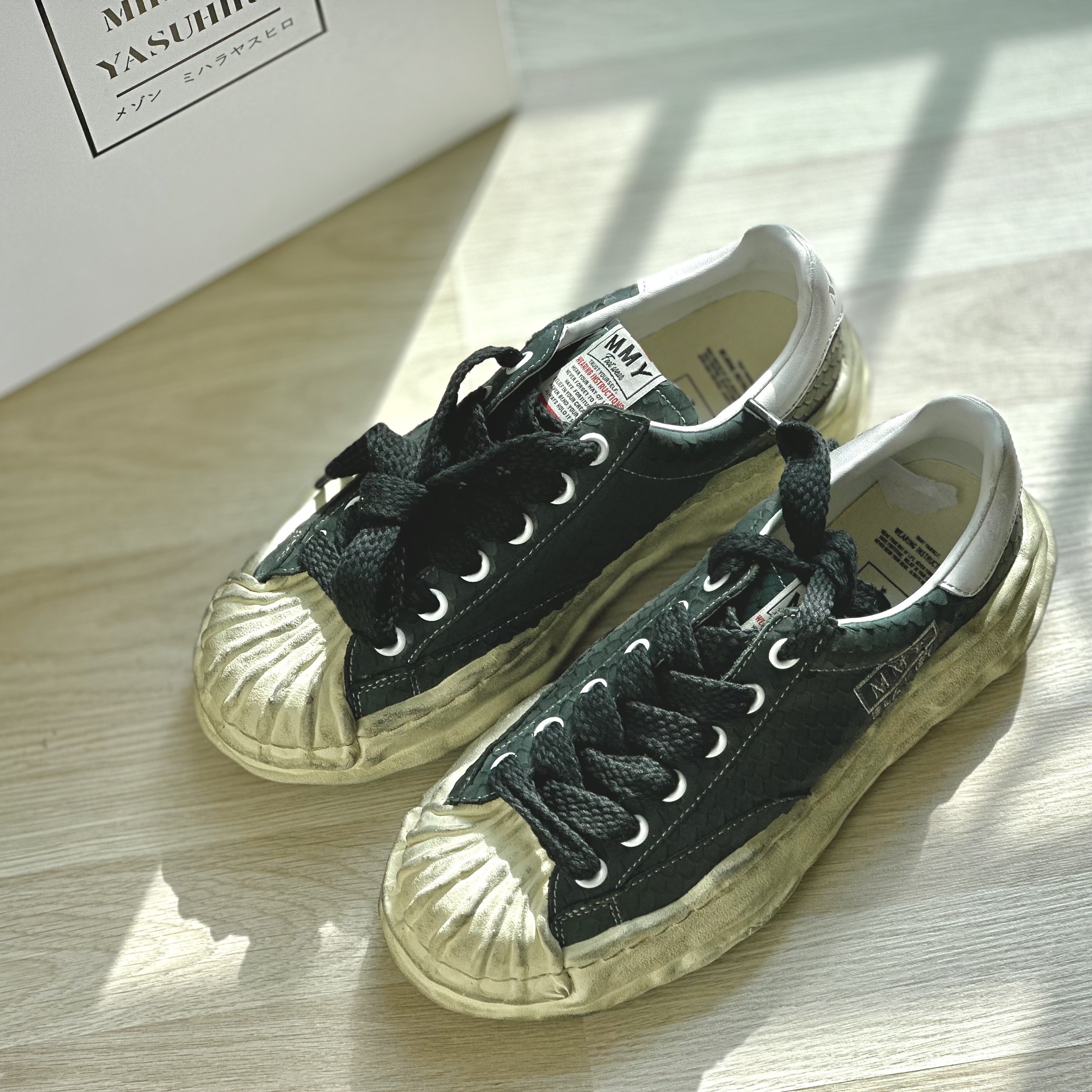 Maison Mihara Yasuhiro Blakey OG Sole Distressed Leather Low-top Sneakers Black 착용 스타일