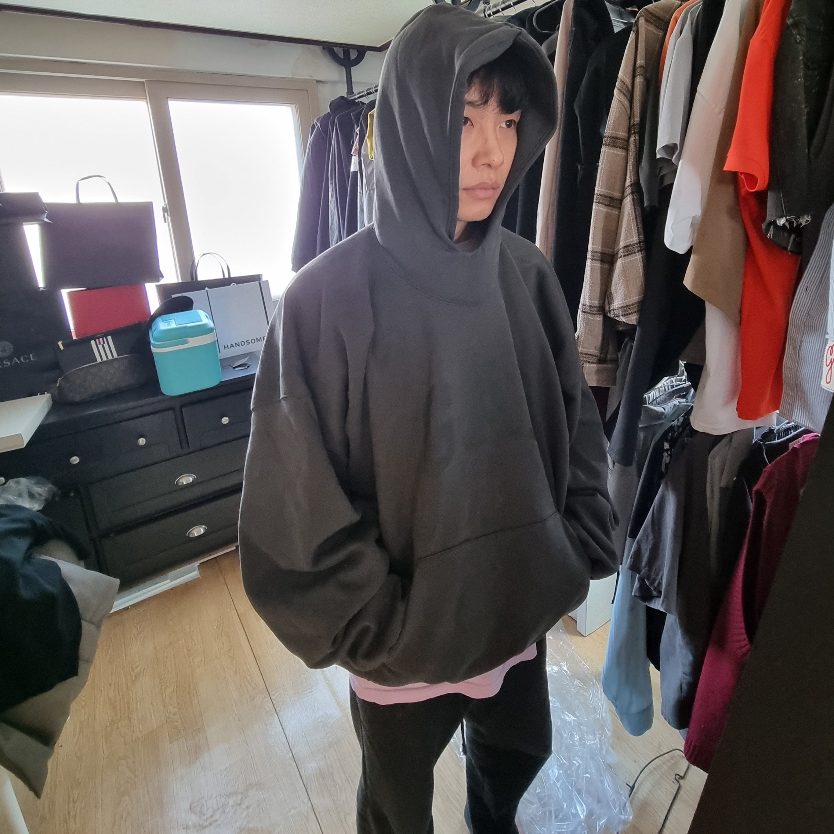 Yeezy Gap Engineered By Balenciaga Dove Hoodie Black 착용 스타일 - 2