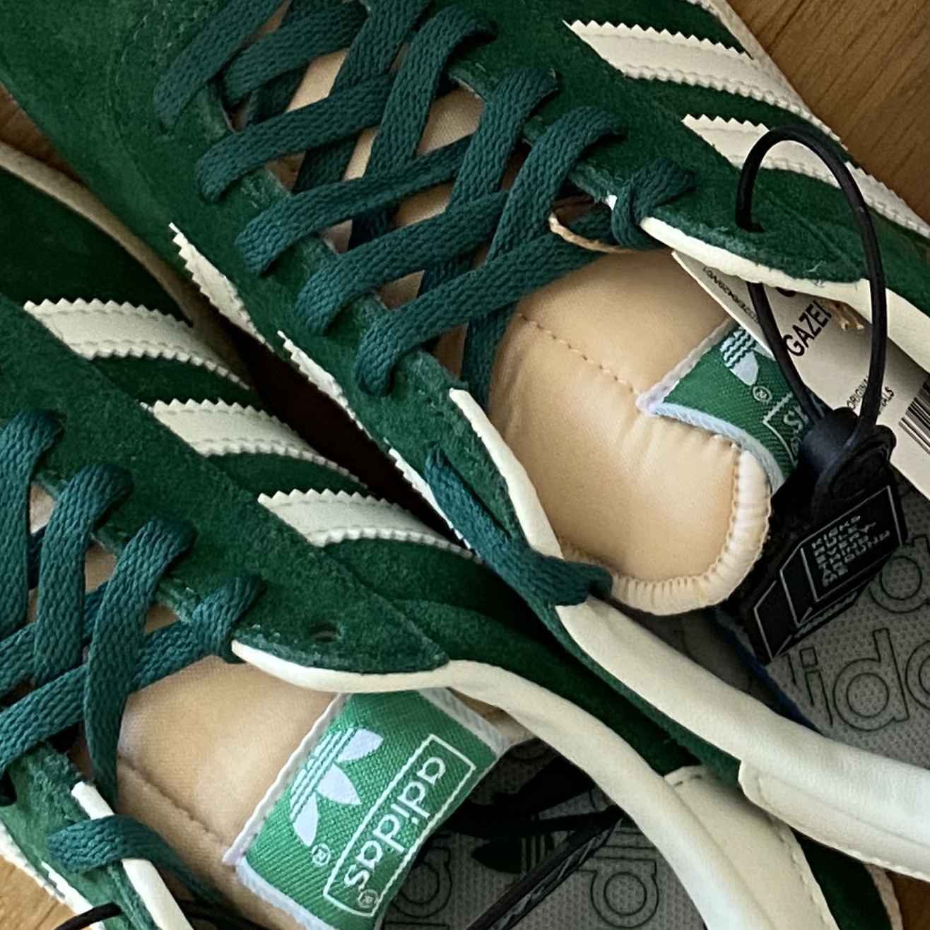 Adidas Gazelle Dark Green Cream White 착용 스타일