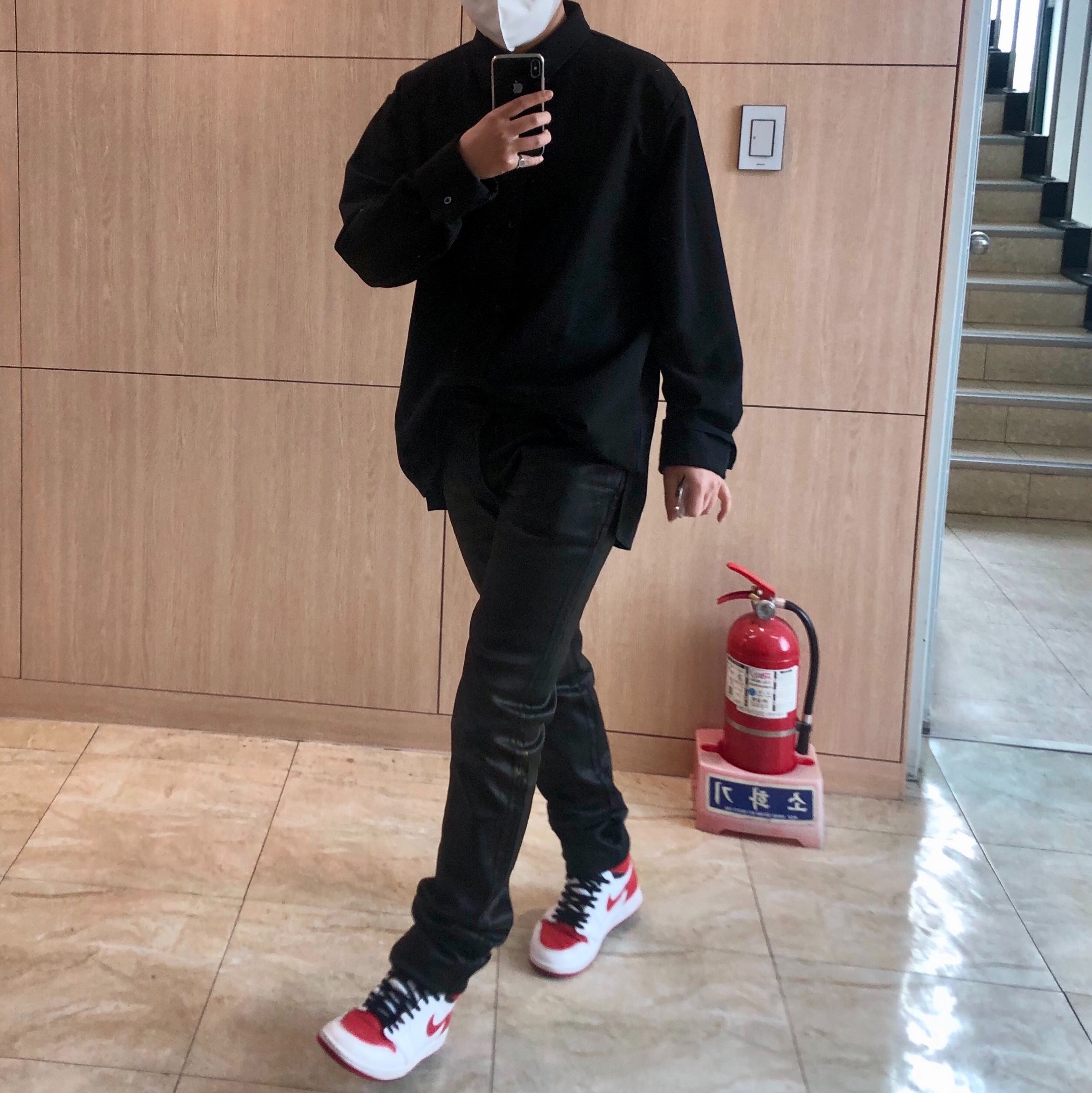 Undermycar Black Mamba Slim Fit Red Stitch Wax Coating Jeans Rumba Red - 22FW, Jordan 1 Retro High OG Heritage 착용 스타일