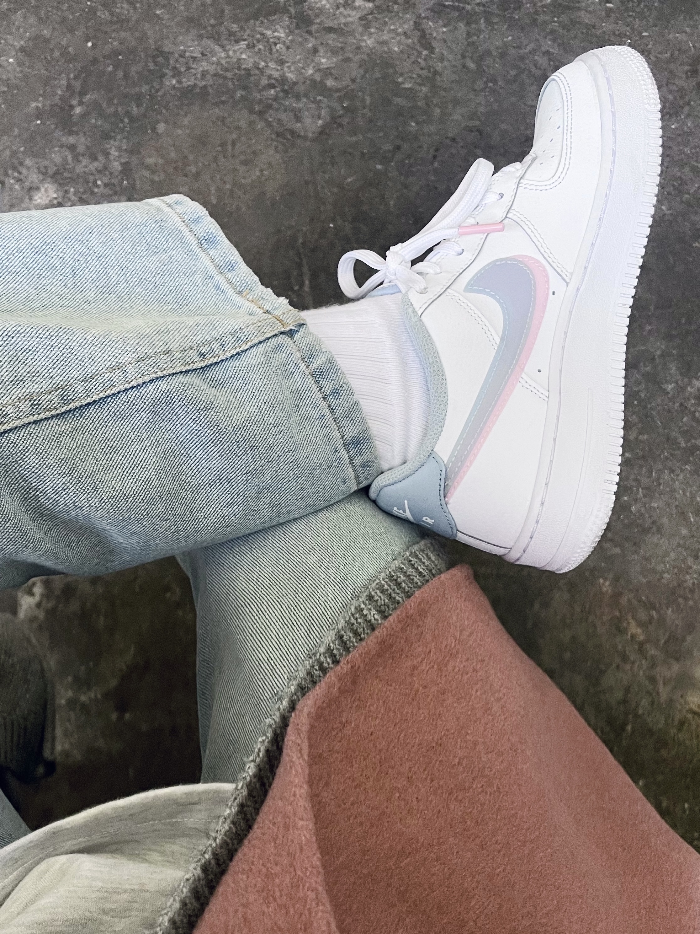 (GS) Nike Air Force 1 LV8 Double Swoosh, IAB Studio Long Sleeve Light Gray 착용 스타일
