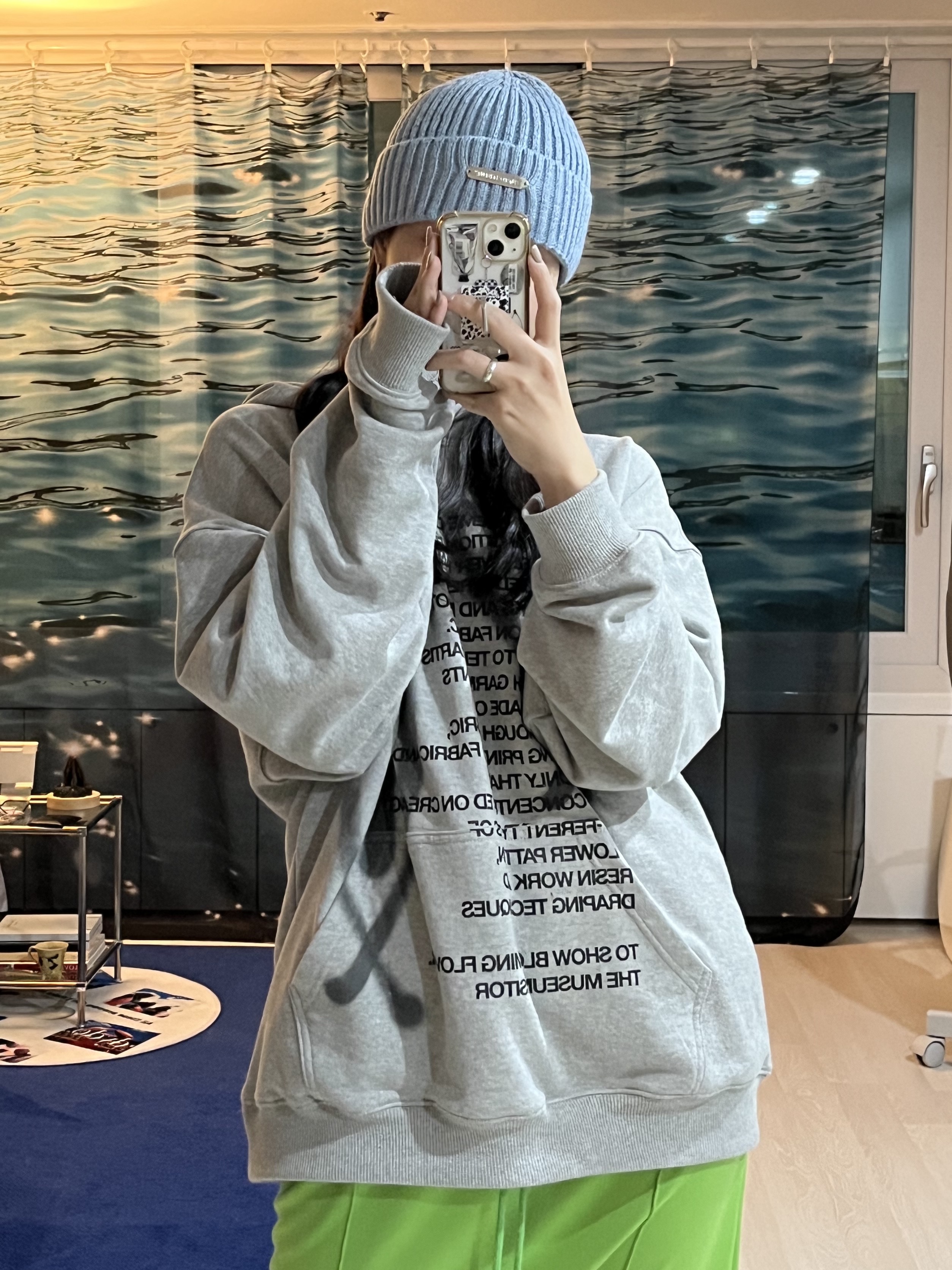 The Museum Visitor Heart Sprayed Hoody Grey - 22PF 착용 스타일