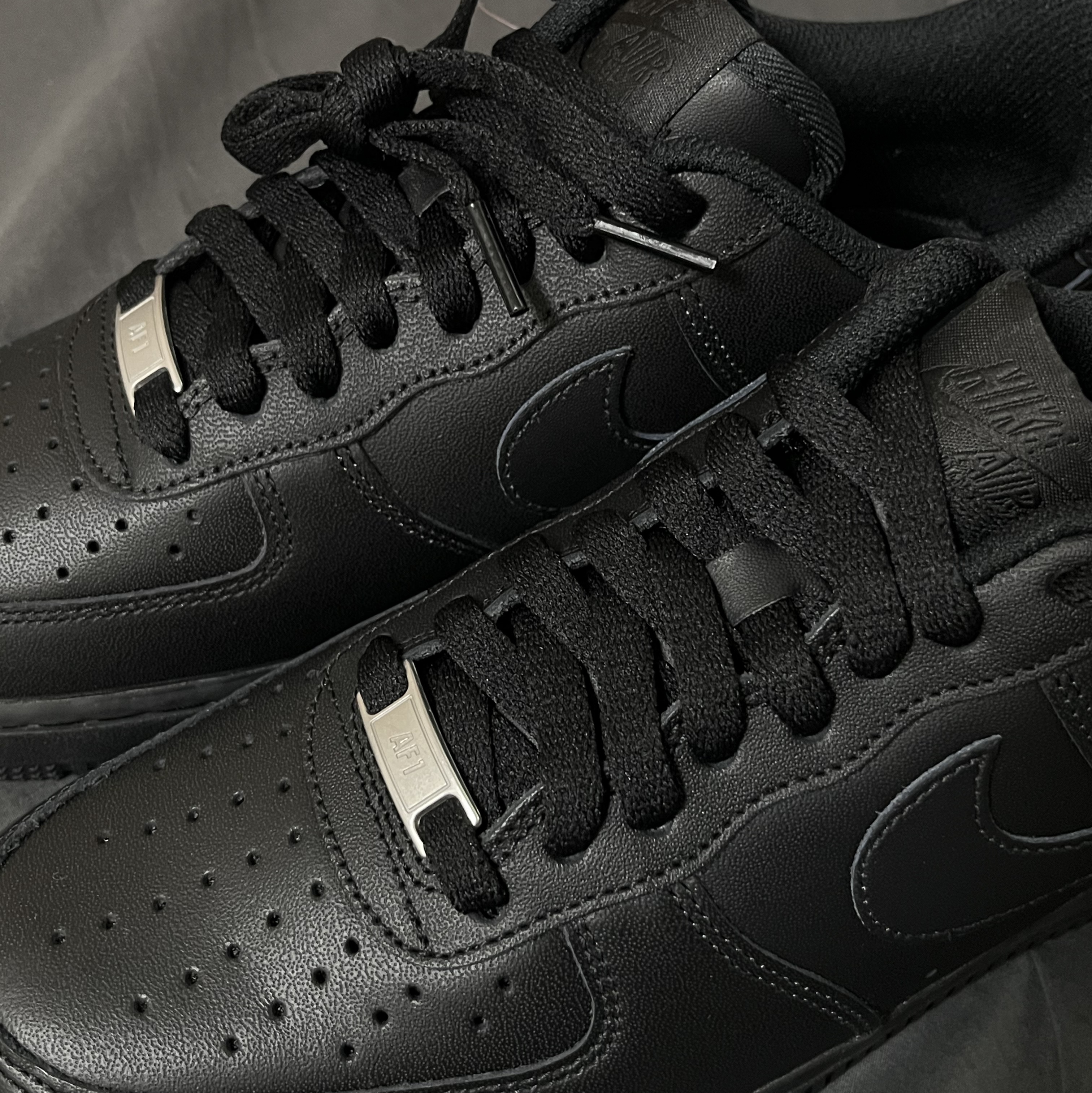 Nike Air Force 1 '07 Low Triple Black 착용 스타일 - 1