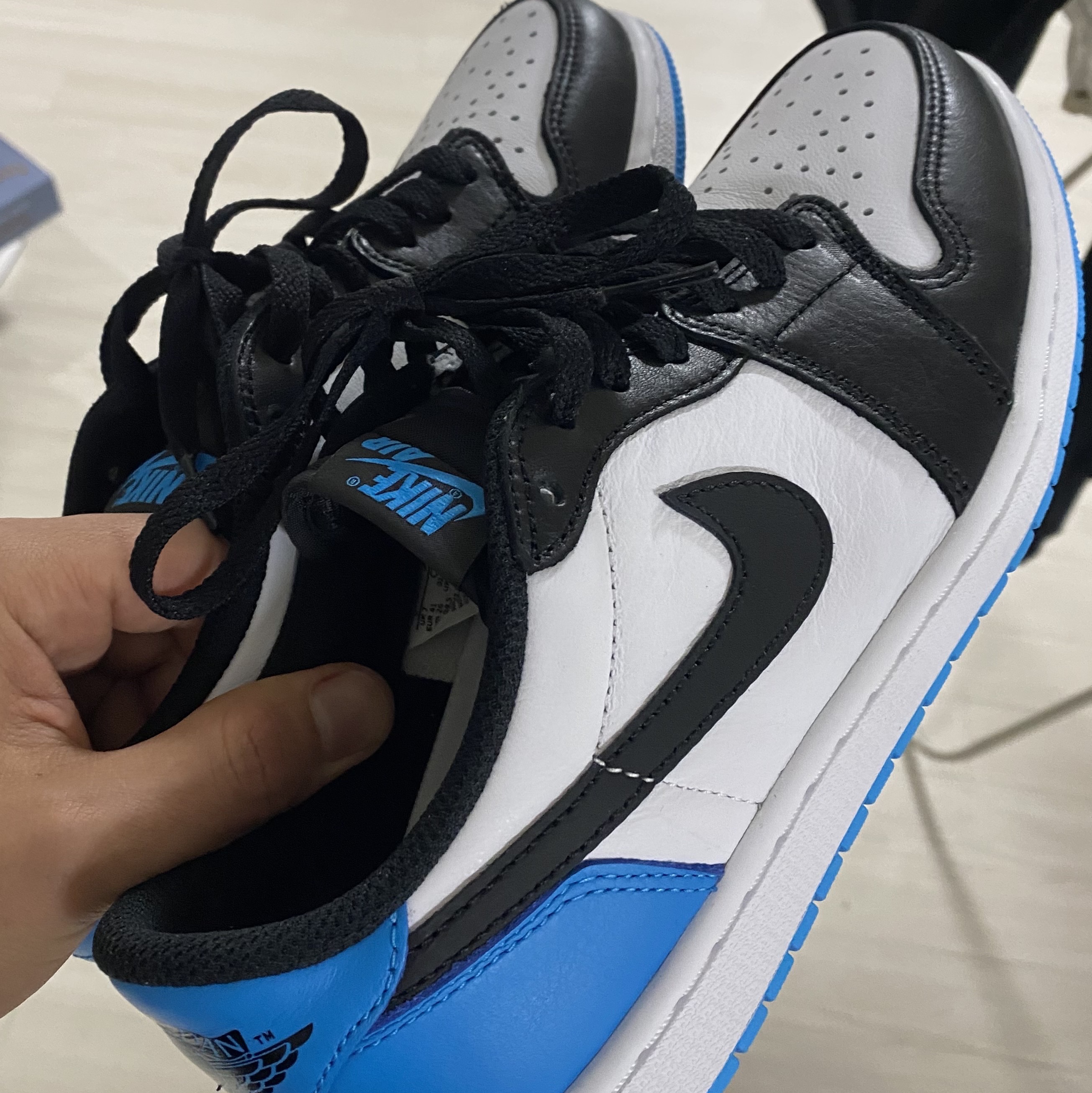 Jordan 1 Retro Low OG Black and Dark Powder Blue 착용 스타일