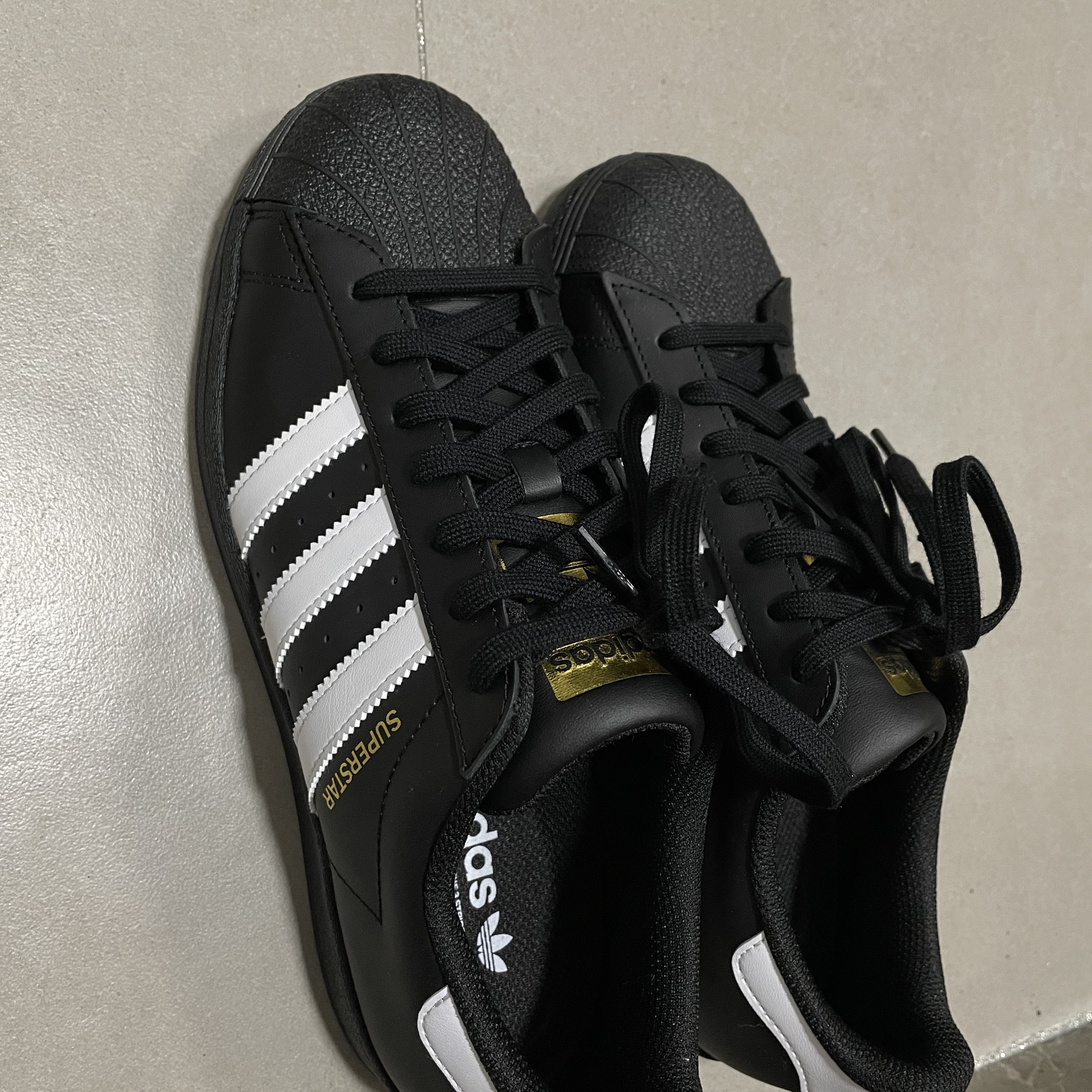 Adidas Superstar Core Black White 착용 스타일 - 1