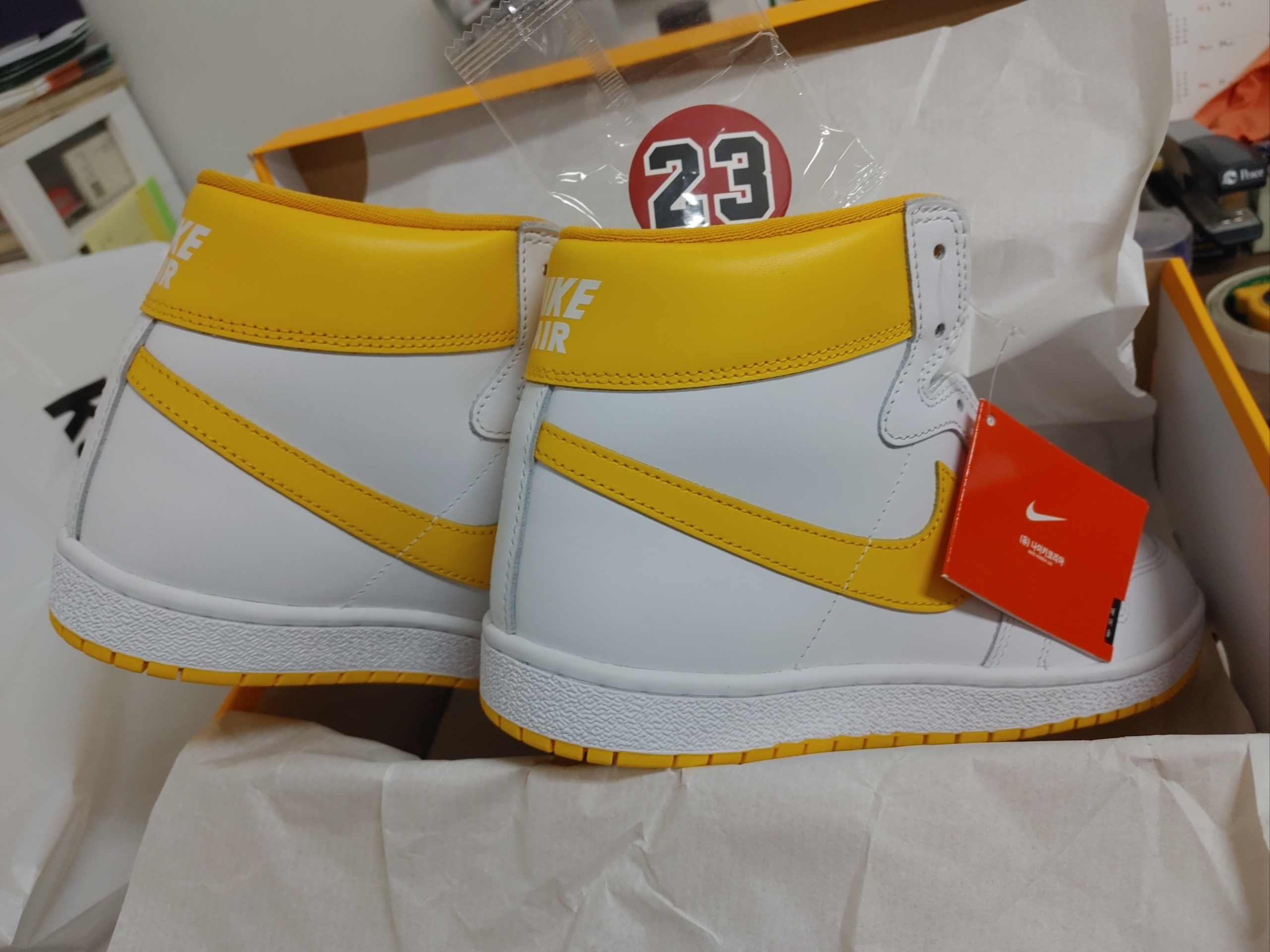 Jordan Air Ship SP White University Gold 착용 스타일 - 2