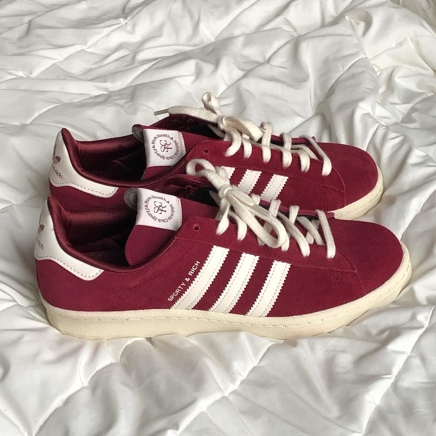 Adidas x Sporty & Rich Campus 80s Collegiate Burgundy Chalk White 착용 스타일 - 5