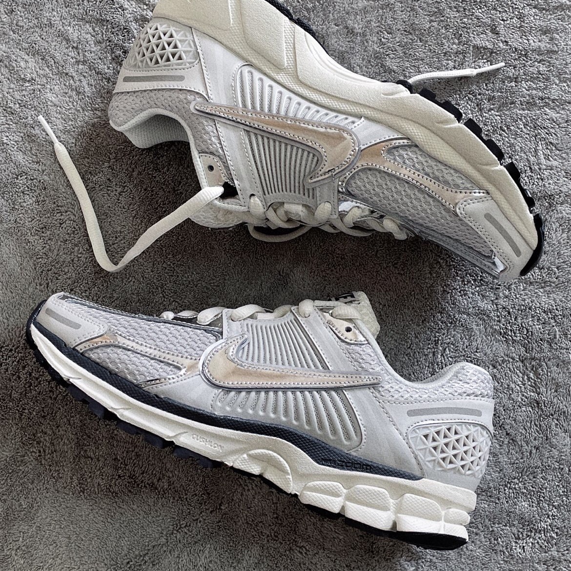(W) Nike Zoom Vomero 5 Photon Dust and Metallic Silver 착용 스타일 - 5