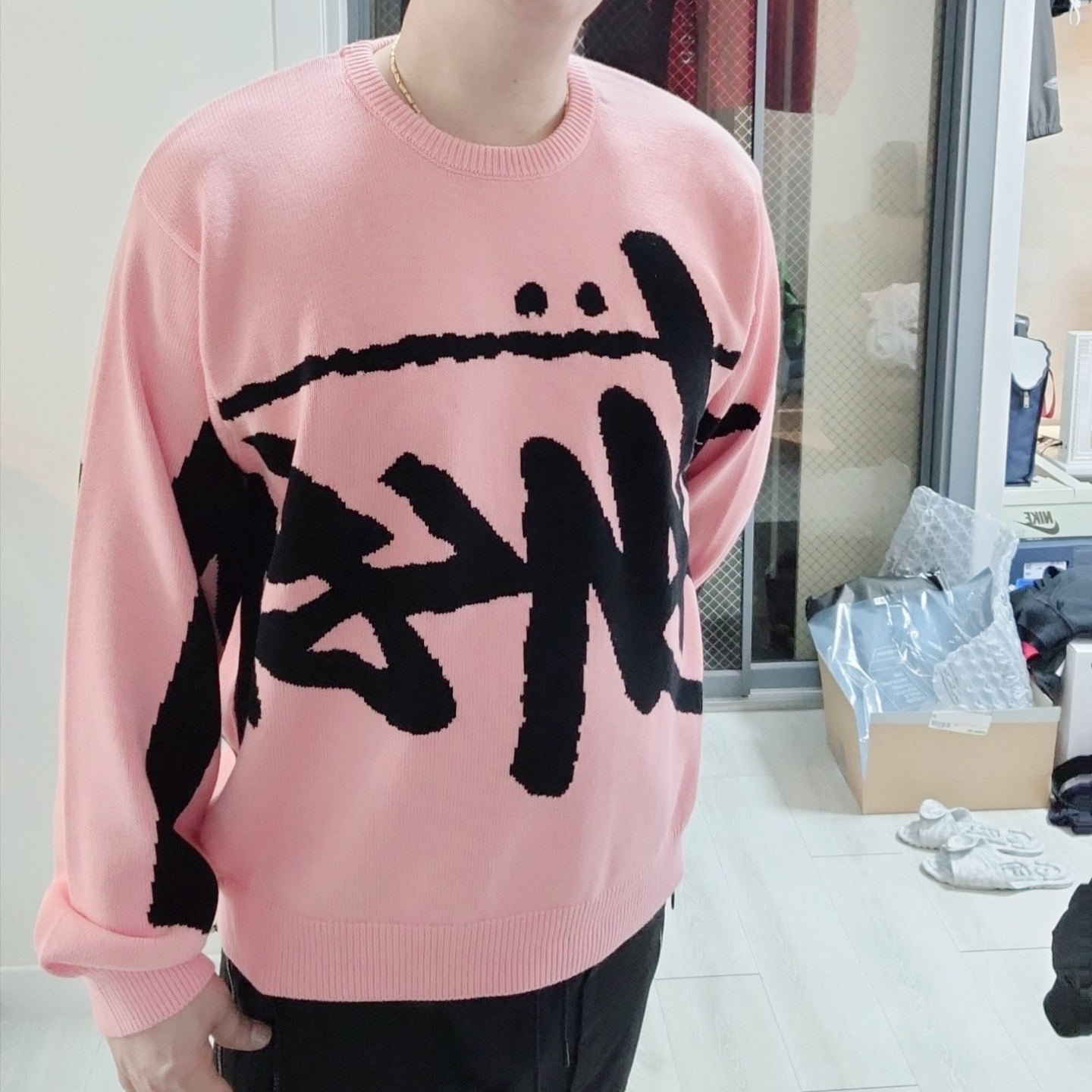 Stussy Stock Sweater Pink, Jordan 1 x Travis Scott Retro Low OG SP Sail and Ridgerock 착용 스타일 - 2