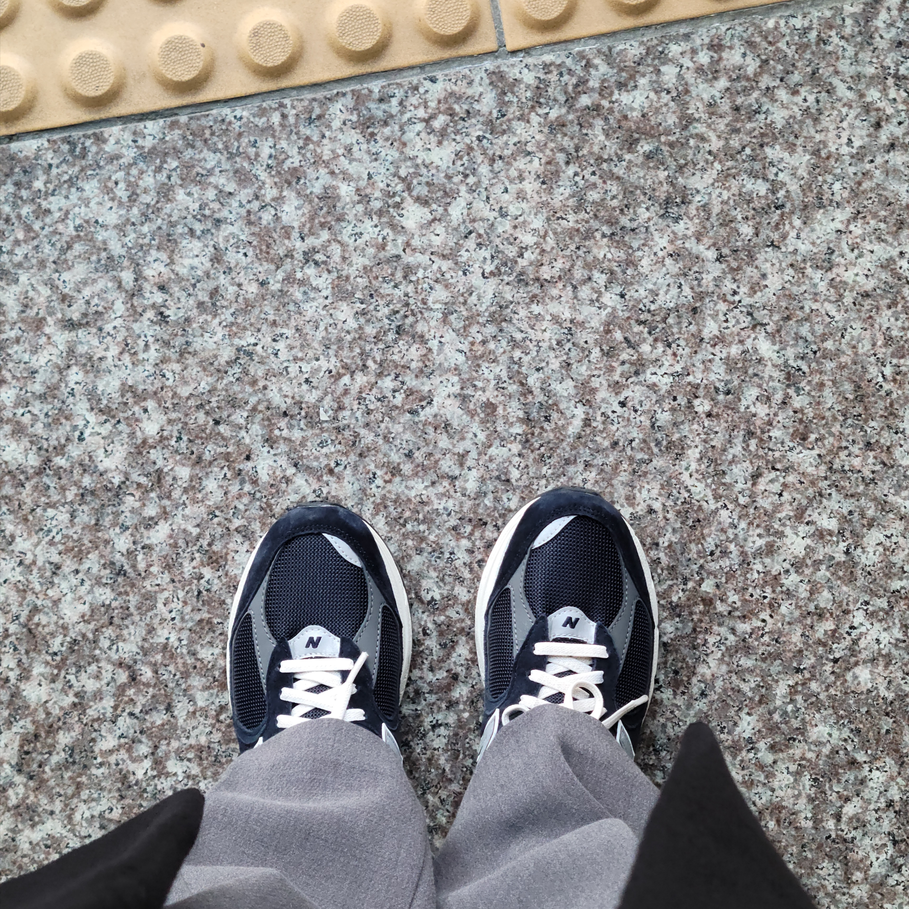 New Balance 2002R Eclipse Castlerock 착용 스타일 - 2