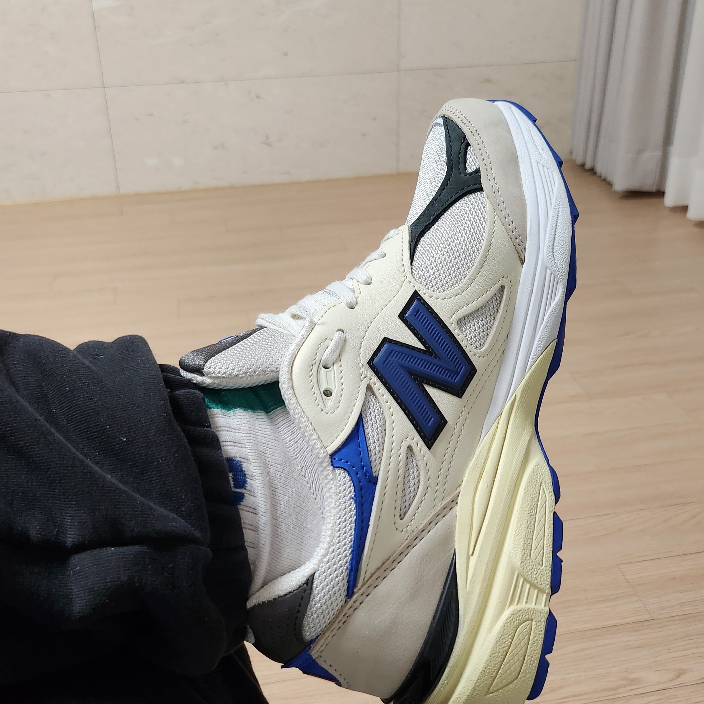 New Balance 990v3 Made in USA White Blue 착용 스타일 - 2