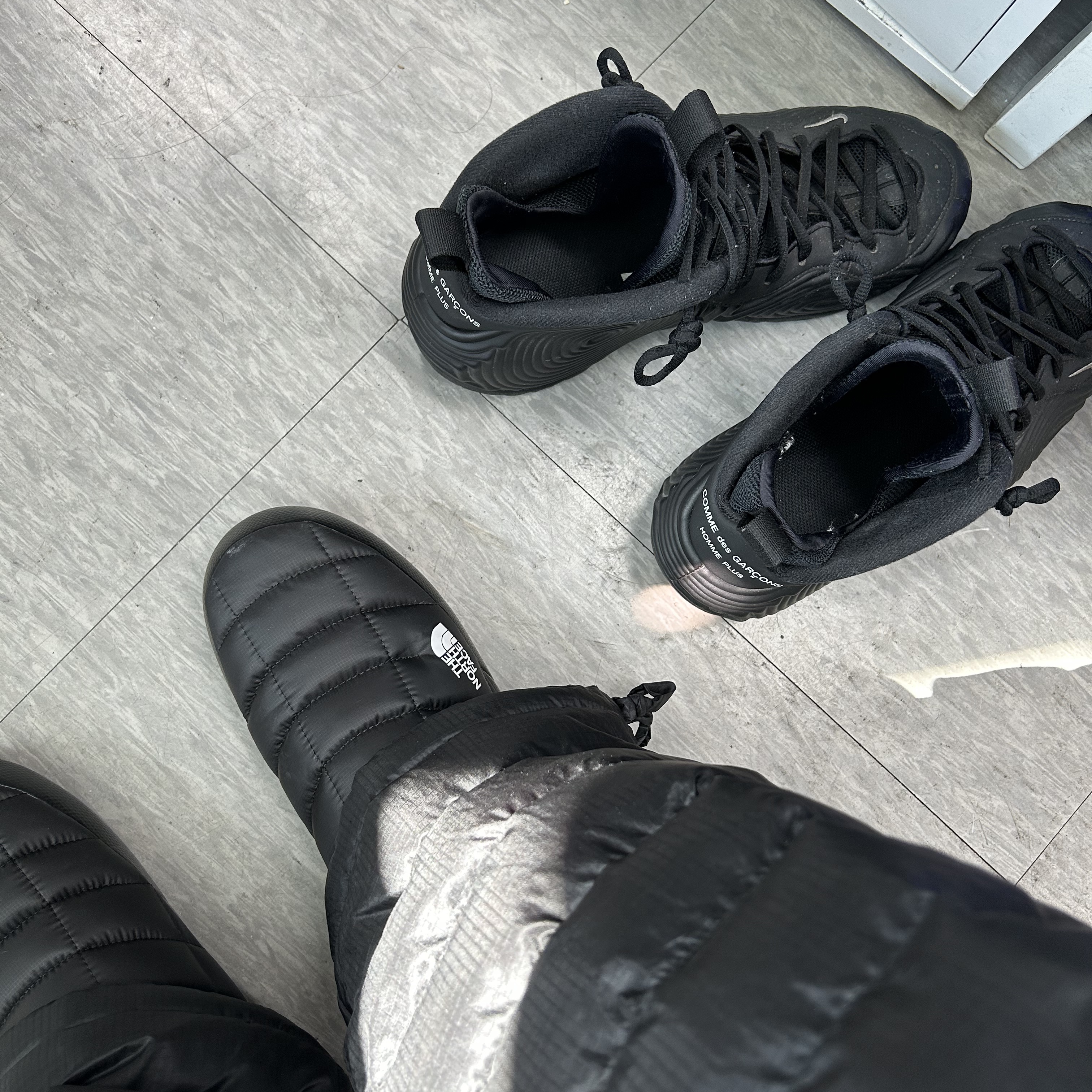 Nike x Comme des Garcons Homme Plus Air Foamposite One Black, The North Face Thermoball Traction Mule V Black 착용 스타일