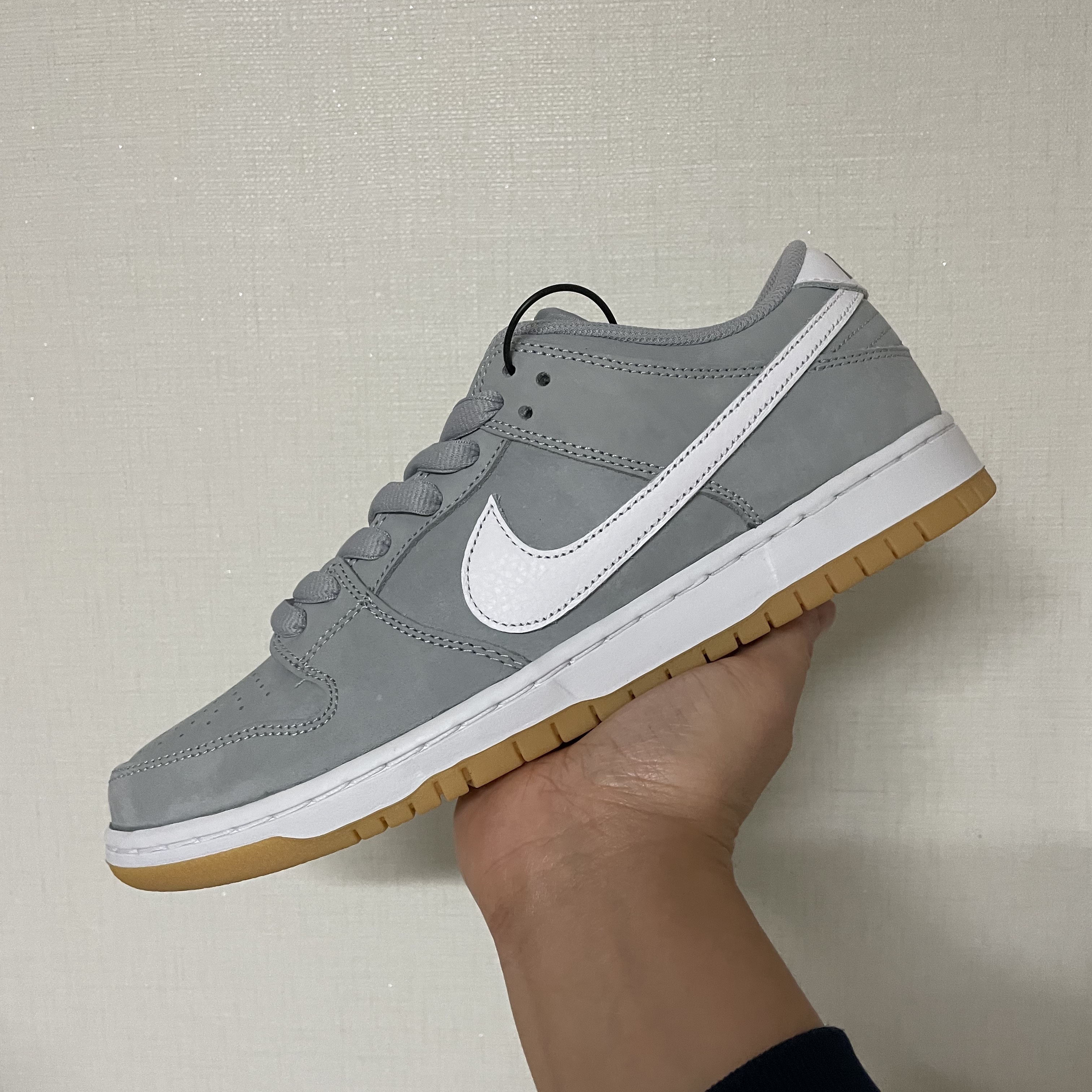 Nike Dunk Low Pro SB Wolf Grey White 착용 스타일 - 1