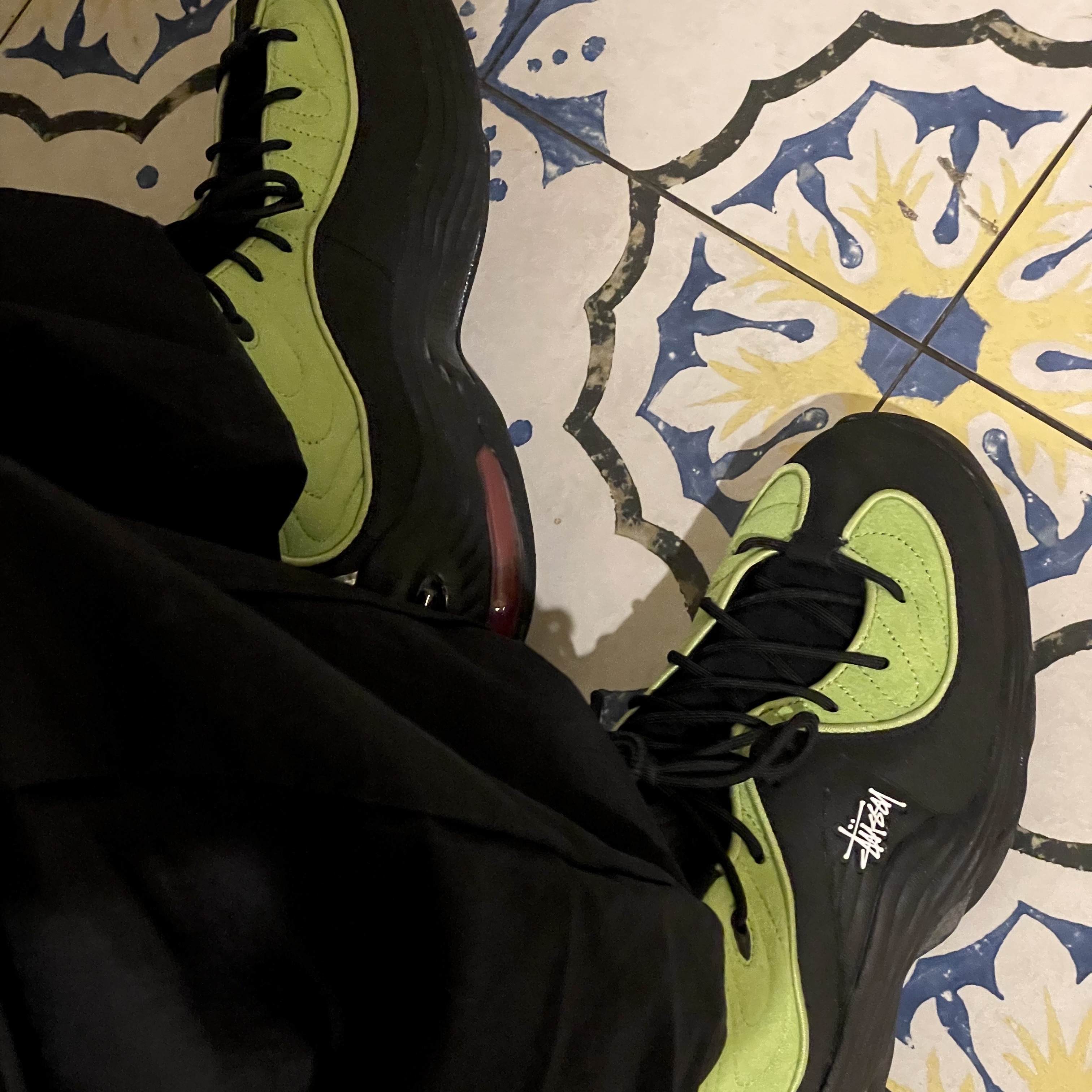 Nike x Stussy Air Penny II Vivid Green and Black, Diesel J-Hives Windbreaker with Contrast Piping Black 착용 스타일 - 3